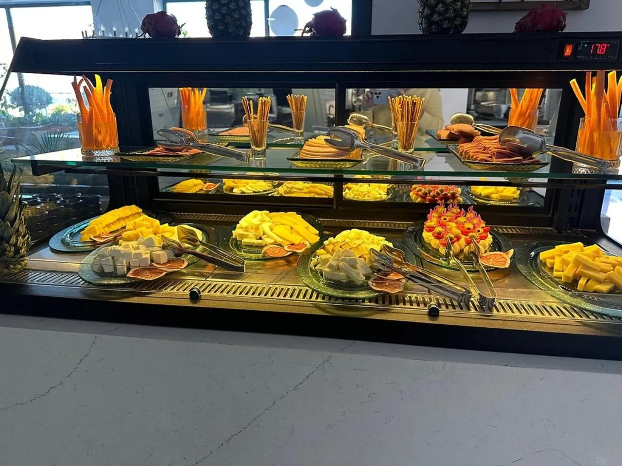 Restaurant/places to eat in Lures Hotel