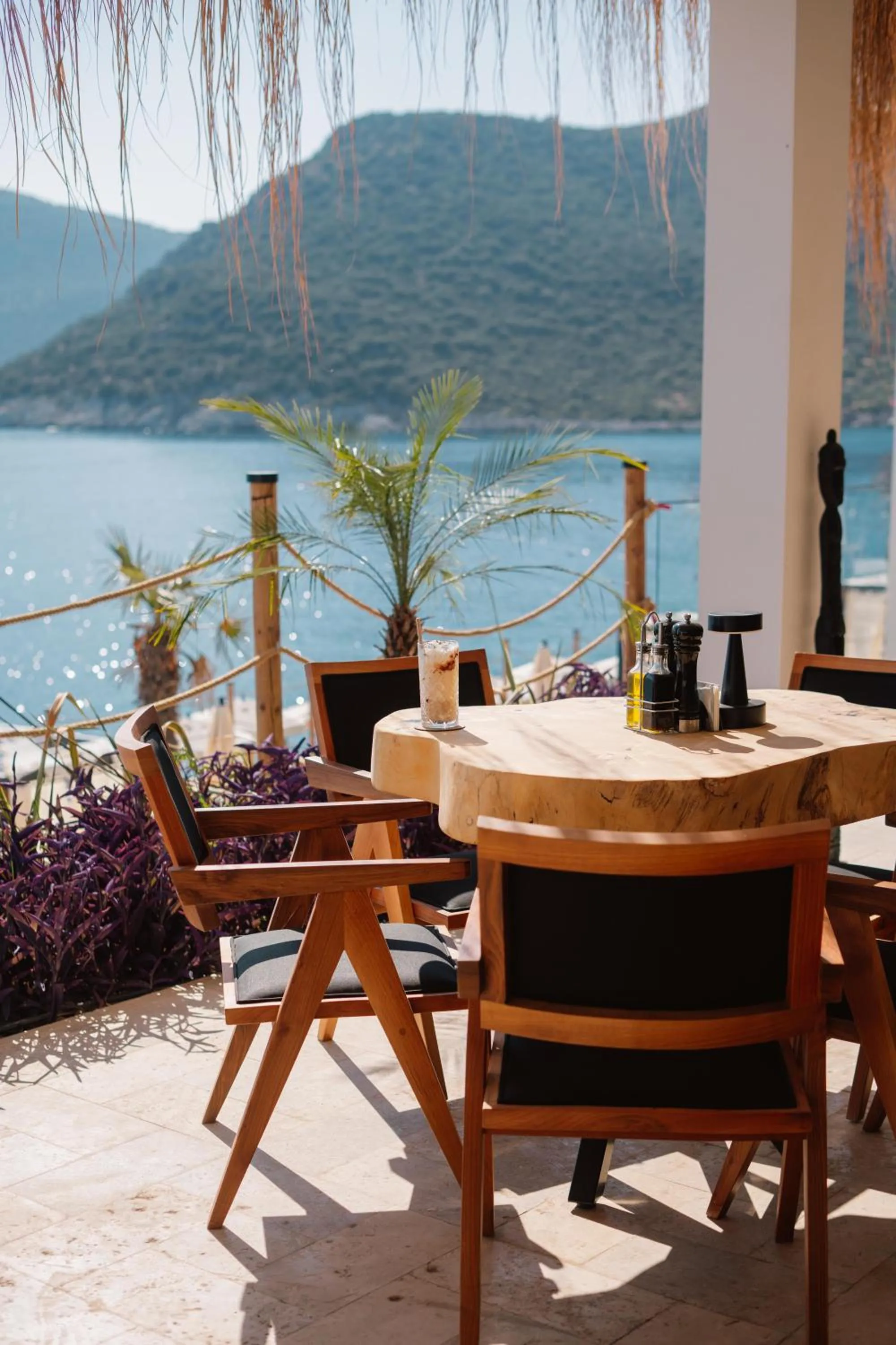 Restaurant/places to eat in Lures Hotel