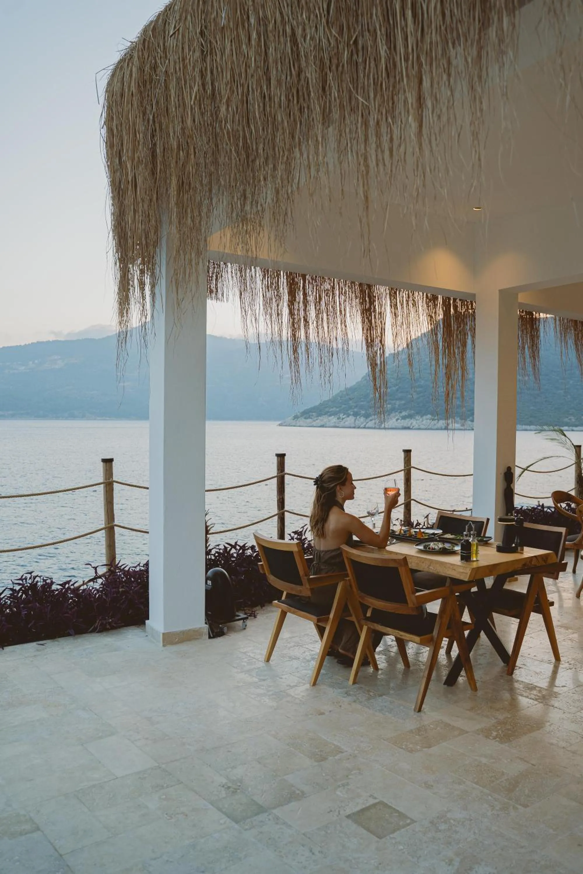 Restaurant/places to eat in Lures Hotel