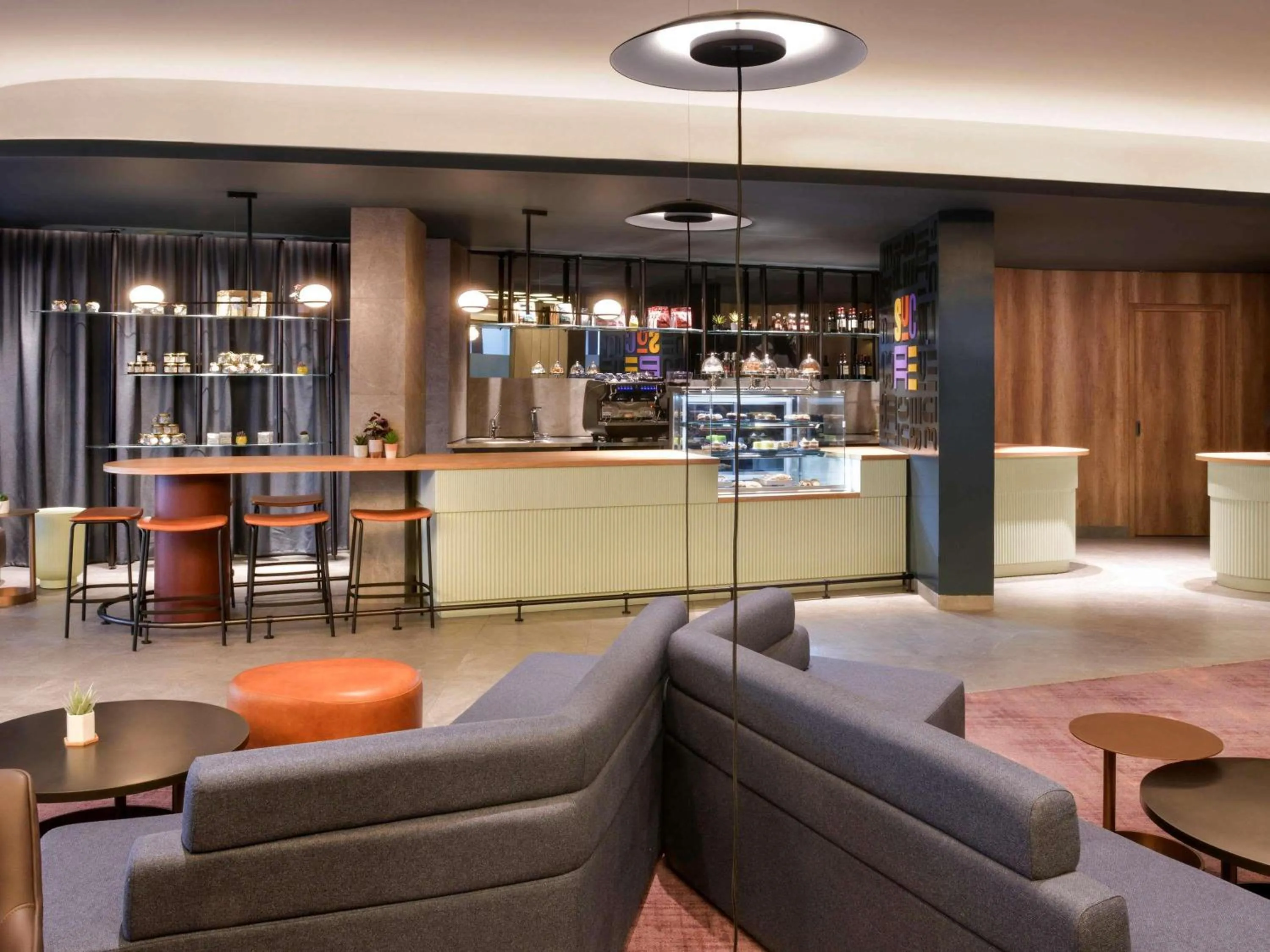 Lounge or bar in Novotel Kinshasa La Gombe