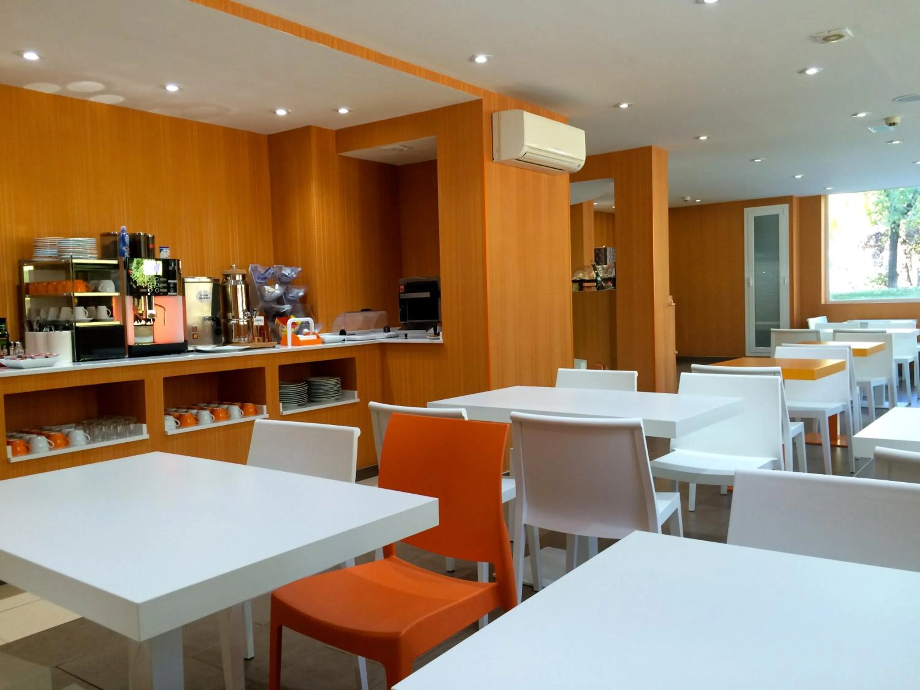 Food and drinks in Hotel Indiana