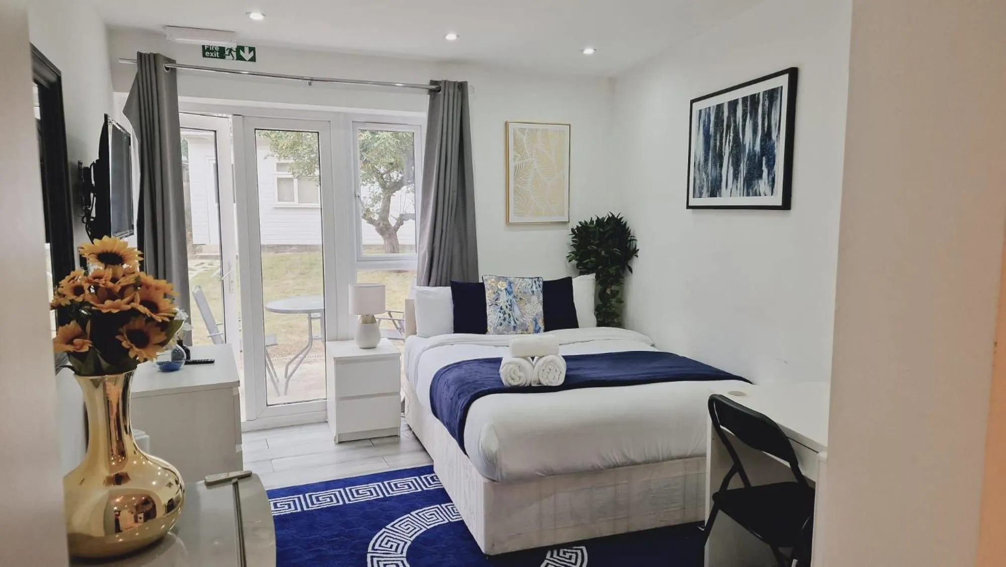 Bed in Cozy Harrow Studio with Extra Bed