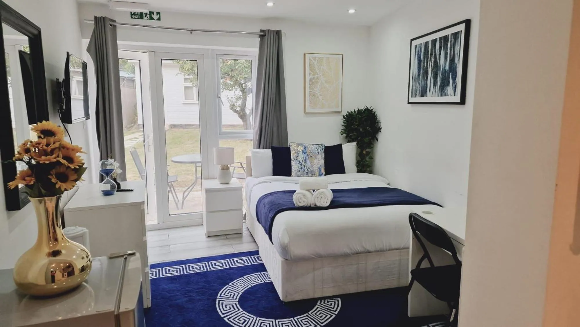 Bed in Cozy Harrow Studio with Extra Bed