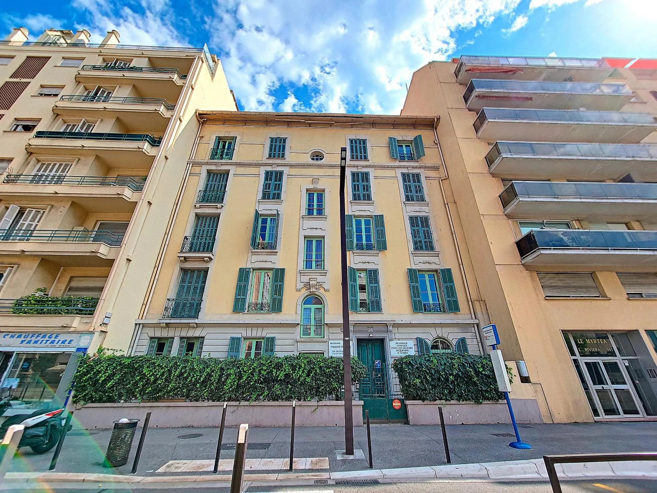Nestor&Jeeves - GOLDIE FRANCE RIVIERA - Very close sea