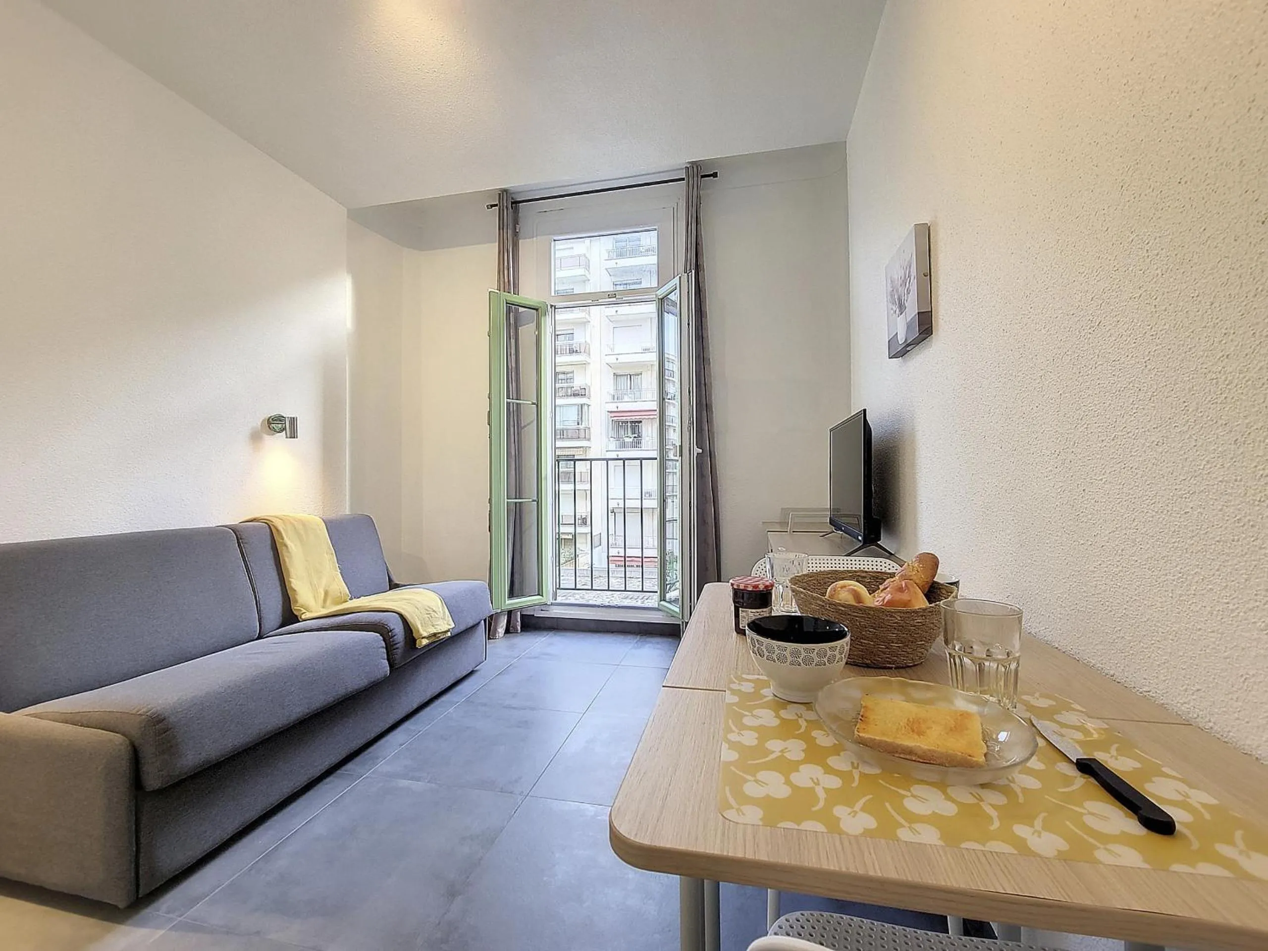 Nestor&Jeeves - GOLDIE FRANCE RIVIERA - Very close sea