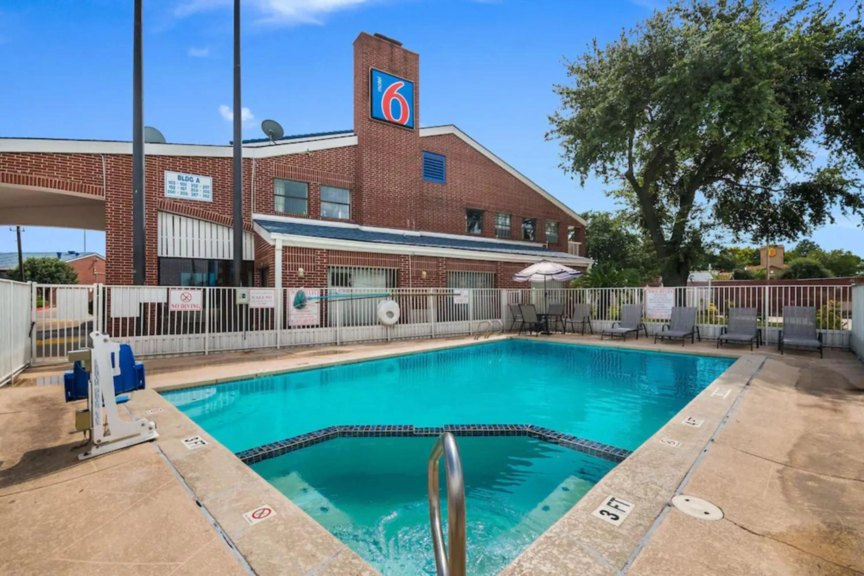 Swimming pool in Studio 6 Houston TX Brookhollow
