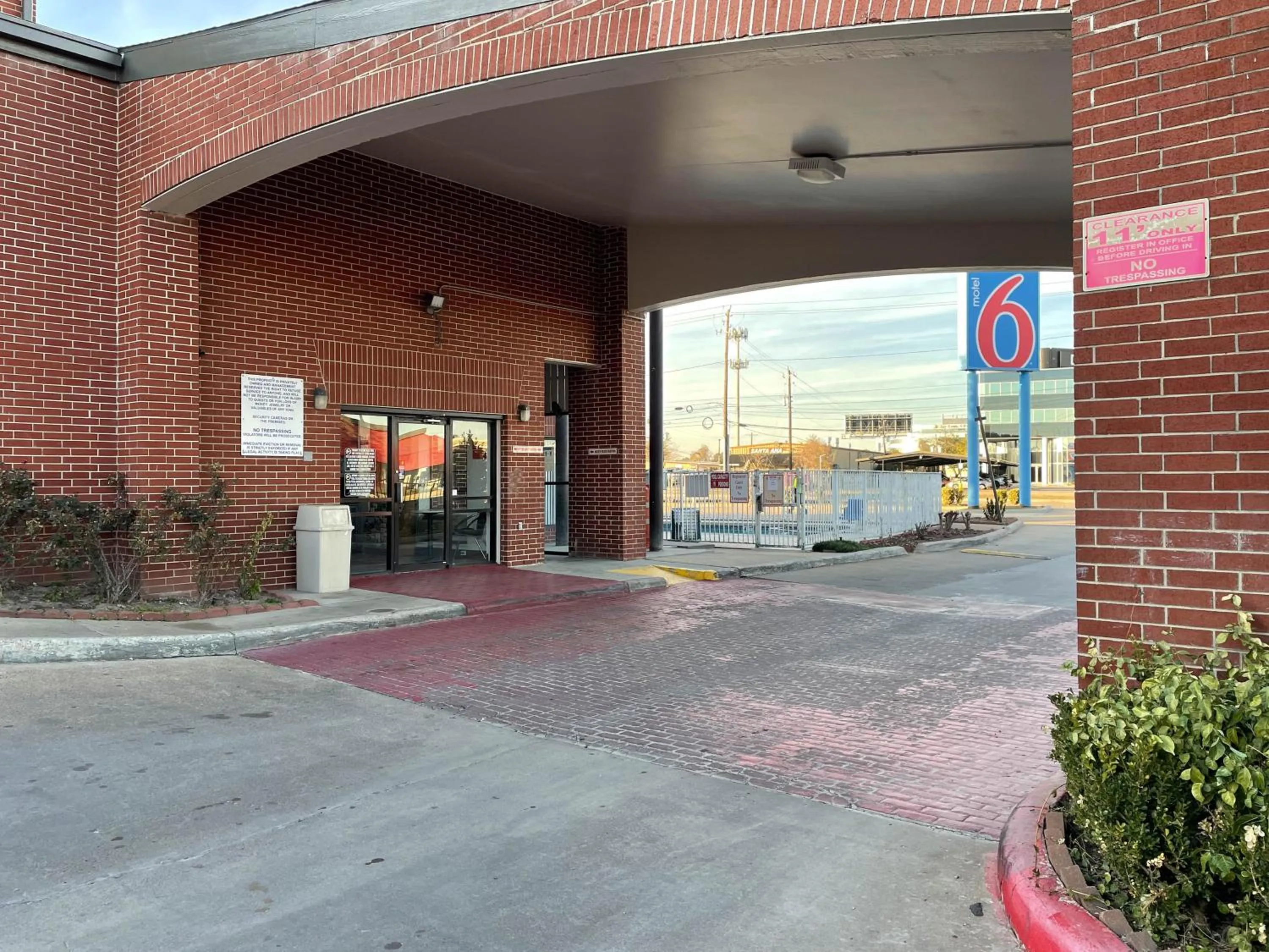 Property building in Studio 6 Houston TX Brookhollow