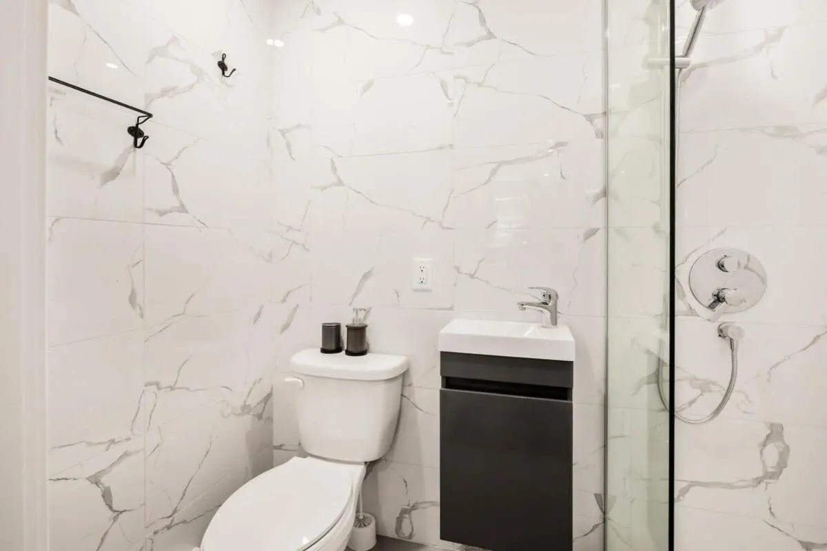 M11 Upscale Comfy Studio wAC in Perfect Location