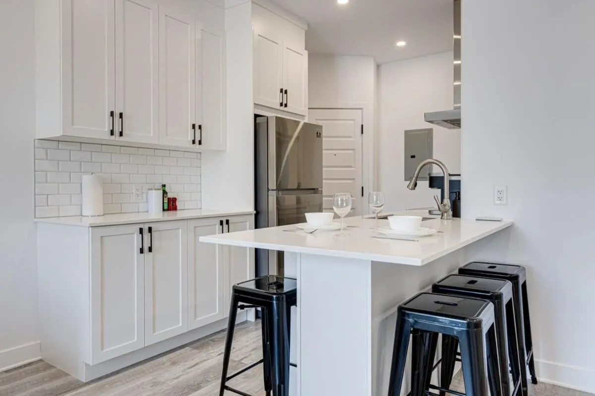 M11 Upscale Spacious 1BR wKingBed AC in Heart of PlateauMile-End