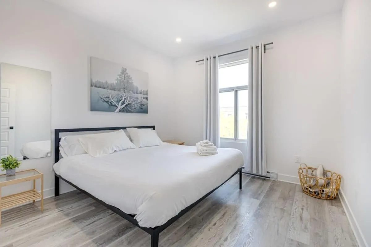 Bed in M11 Upscale Spacious 1BR wKingBed AC in Heart of PlateauMile-End
