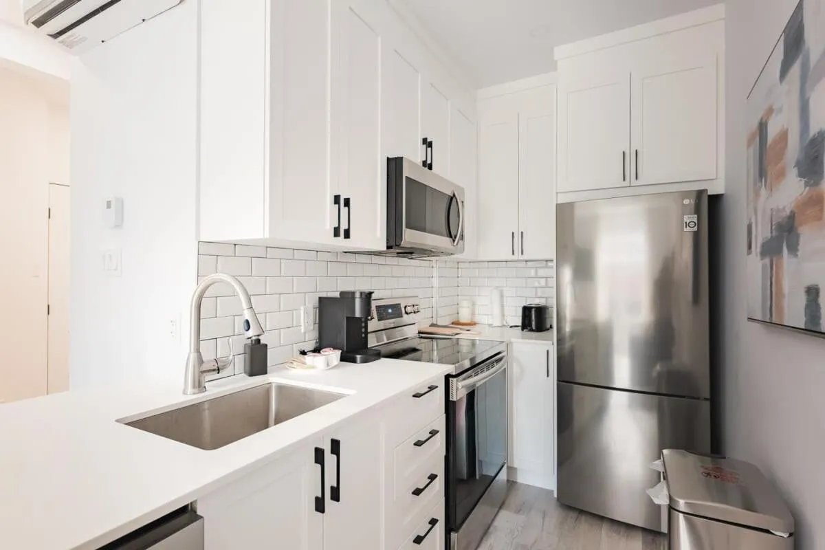 M11 Gorgeous Modern 2BRSofaBedHeart of Plateau