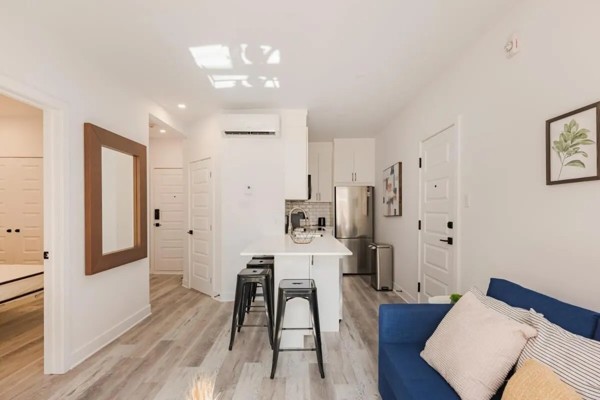 M11 Gorgeous Modern 2BRSofaBedHeart of Plateau