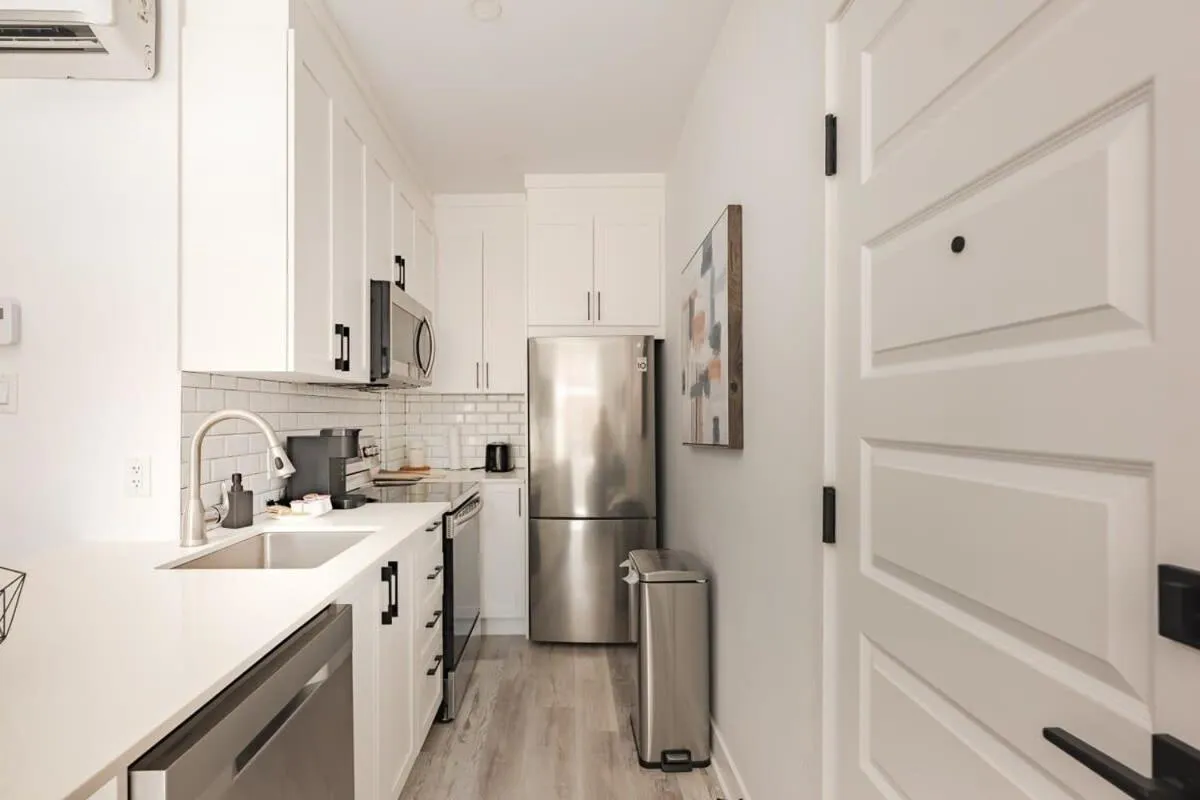 M11 Gorgeous Modern 2BRSofaBedHeart of Plateau