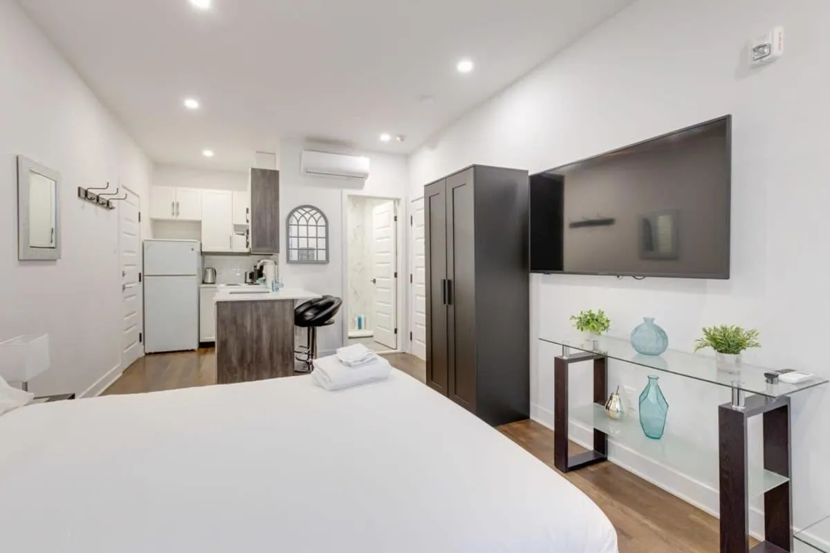 Bed in M11 Modern Comfy Studio wAC in PlateauMile-End