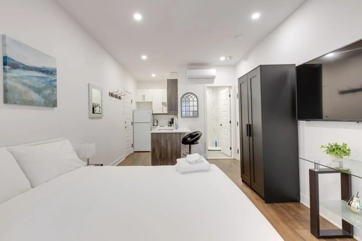 M11 Modern Comfy Studio wAC in PlateauMile-End