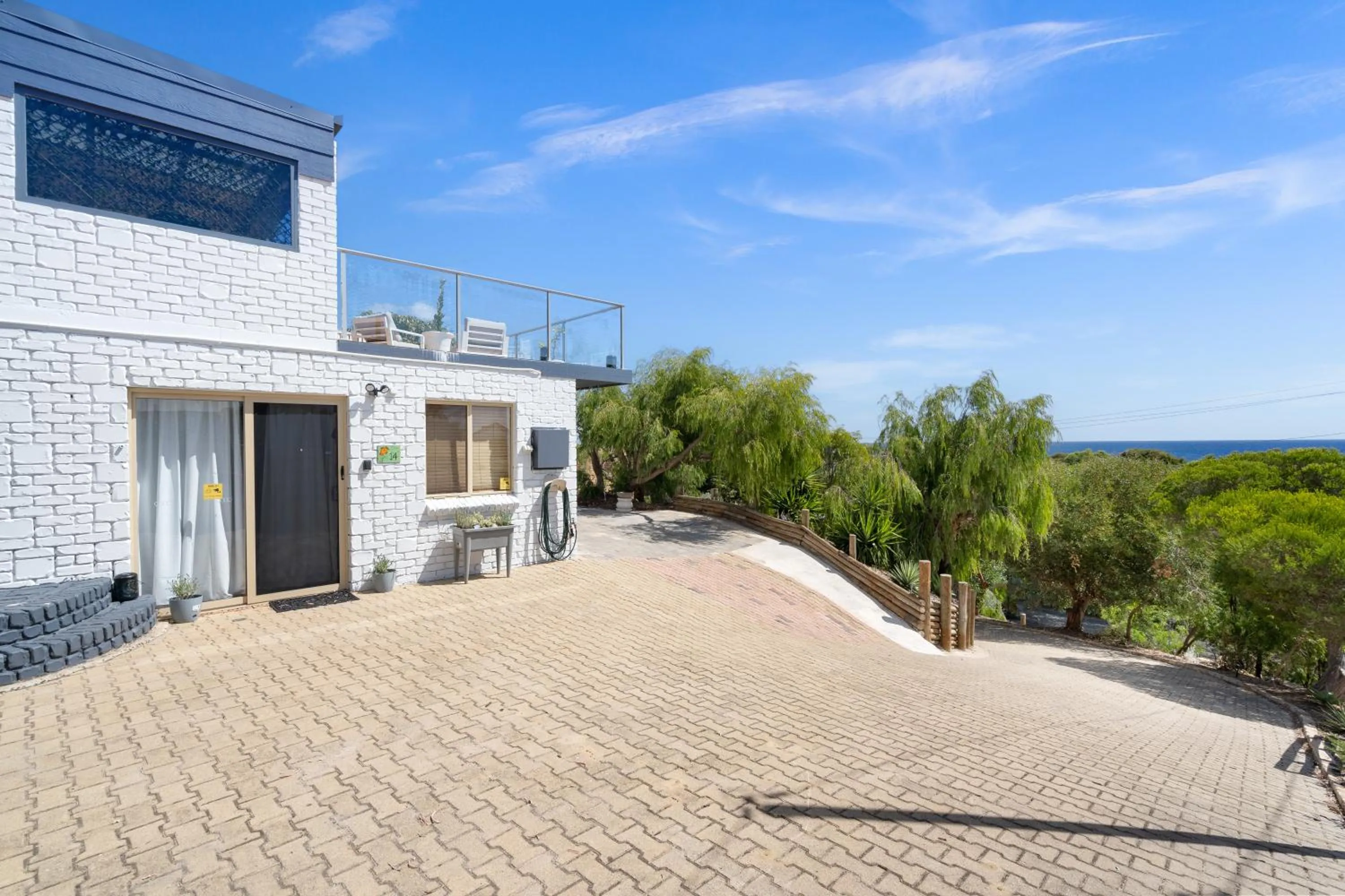Four-Bedroom House in Oceanview Manor by "Peppy Beach Retreats" - Two Houses in One with Panoramic Views