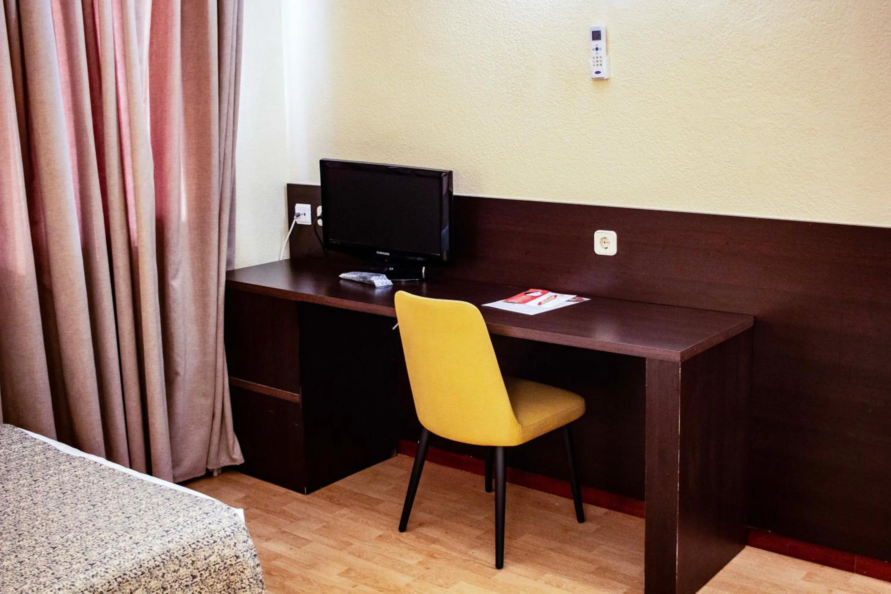 TV and multimedia in Hotel Tudanca-Aranda II