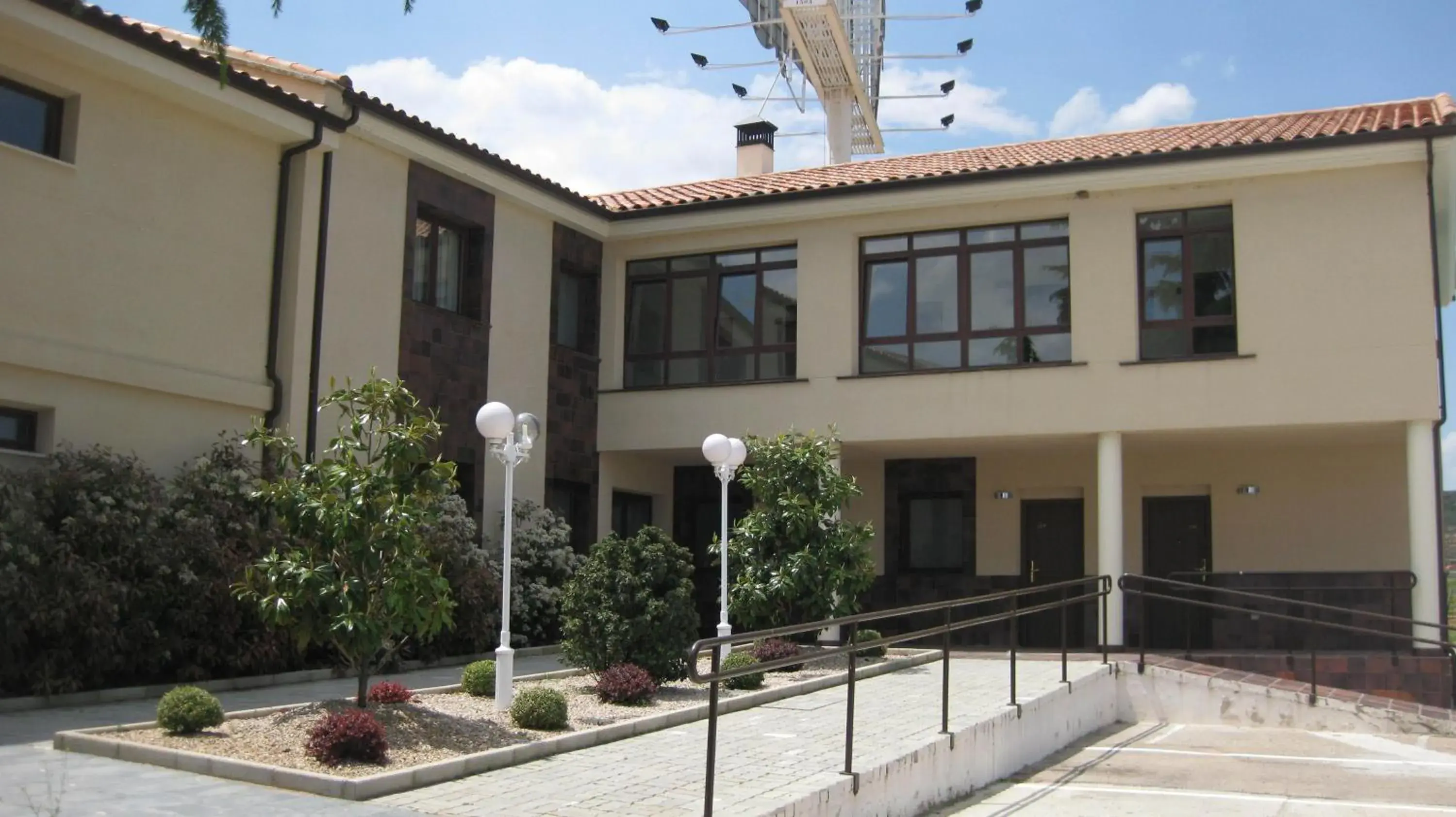 Facade/entrance in Hotel Tudanca-Aranda II Facade/entrance in Hotel Tudanca-Aranda II
