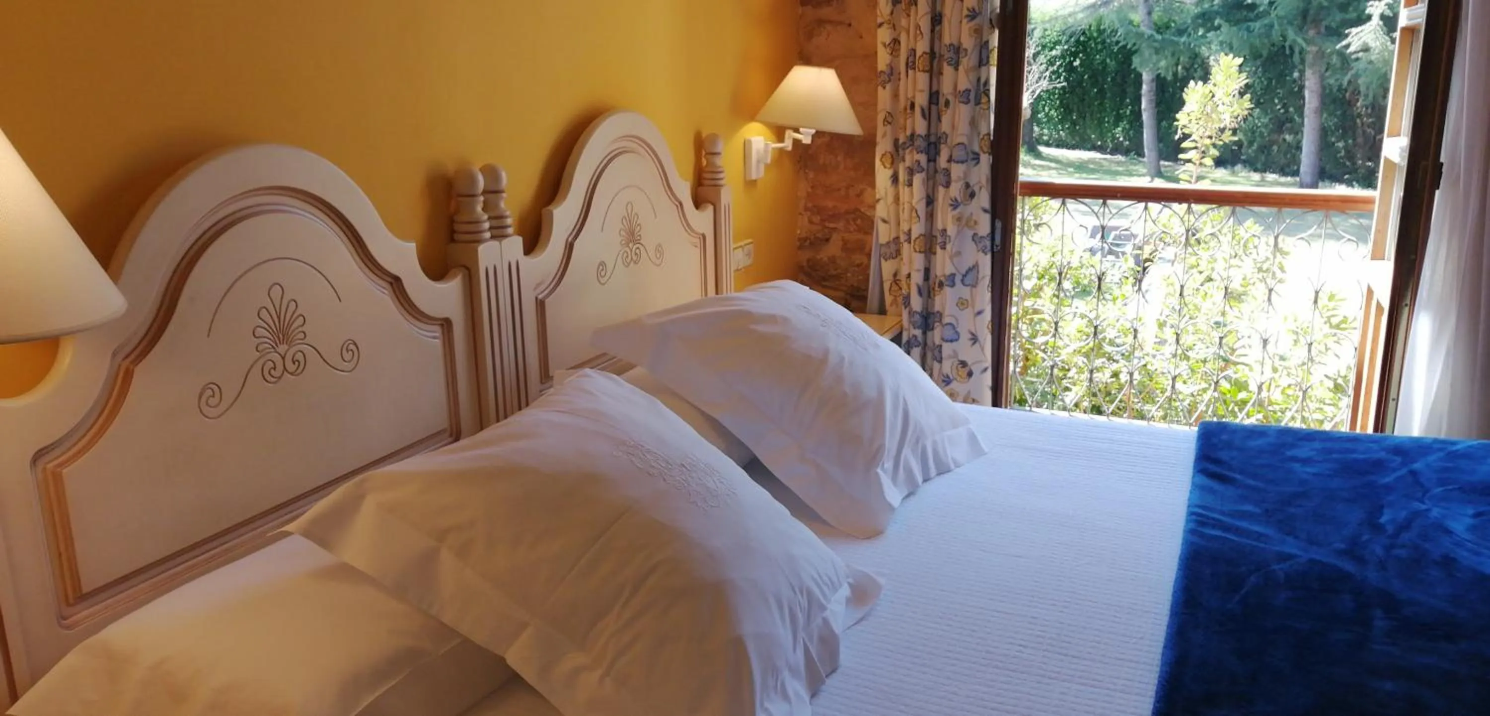 Photo of the whole room, Bed in Hotel Palacio De La Viñona