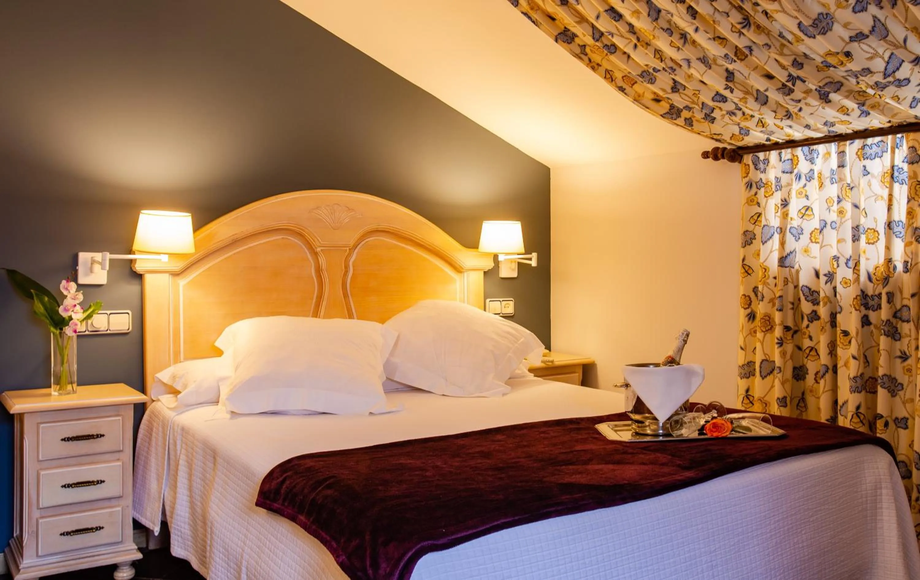 Photo of the whole room, Bed in Hotel Palacio De La Viñona