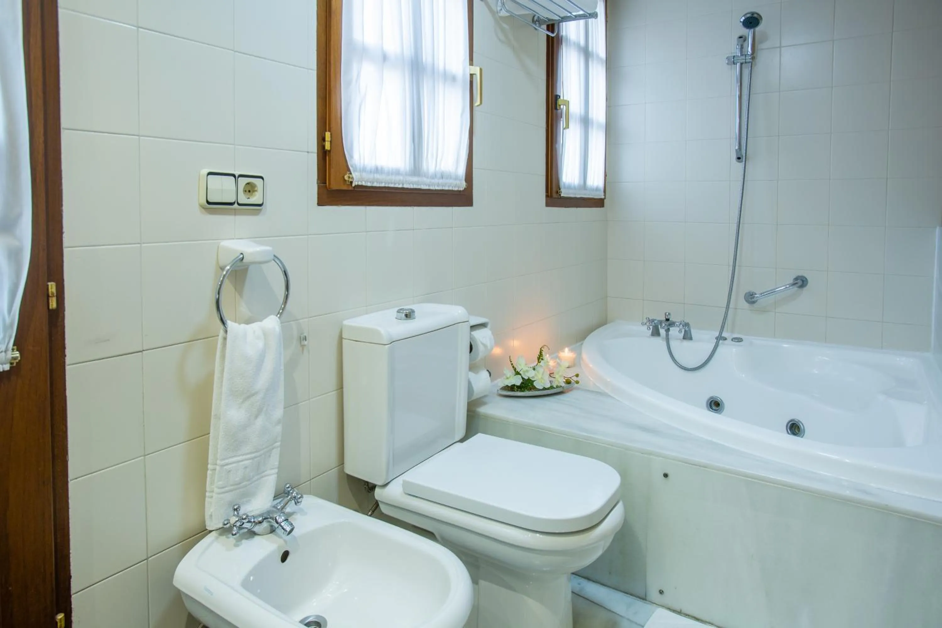 Hot Tub in Hotel Palacio De La Viñona