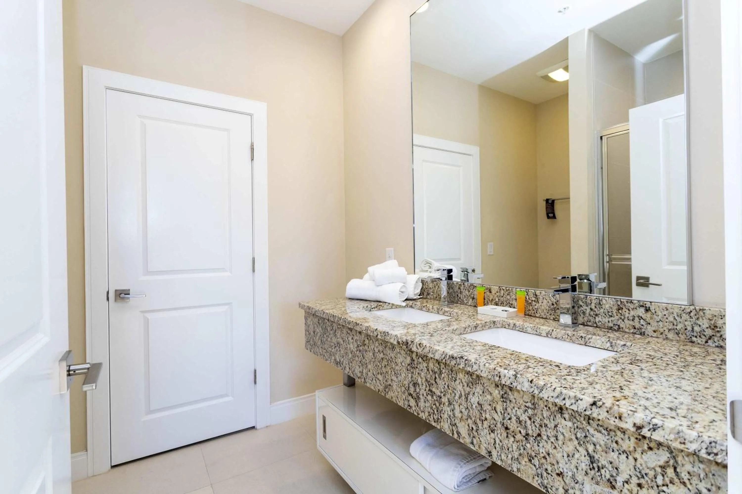 Gorgeous 4 Bd Close to Disney @ Magic Village 3114