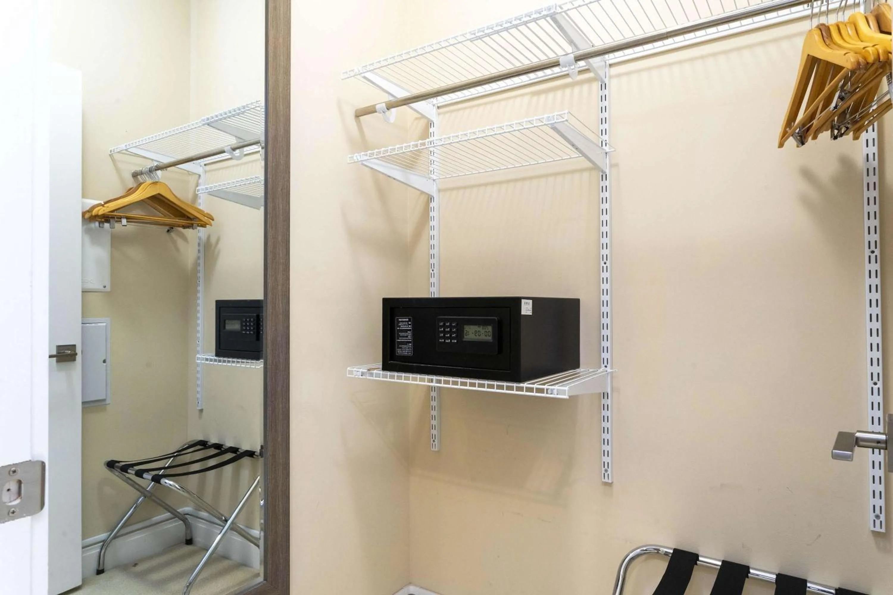 Gorgeous 4 Bd Close to Disney @ Magic Village 3114