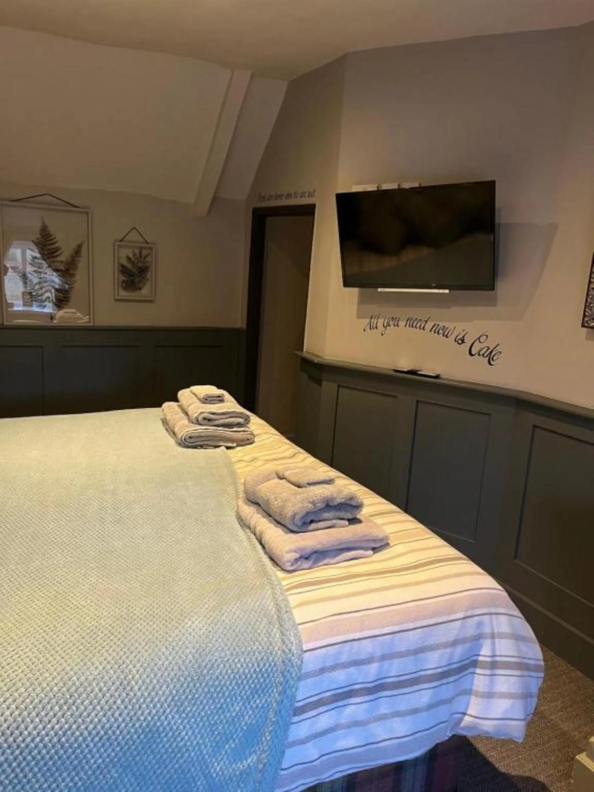 Bedroom, Bed in The Crown Inn