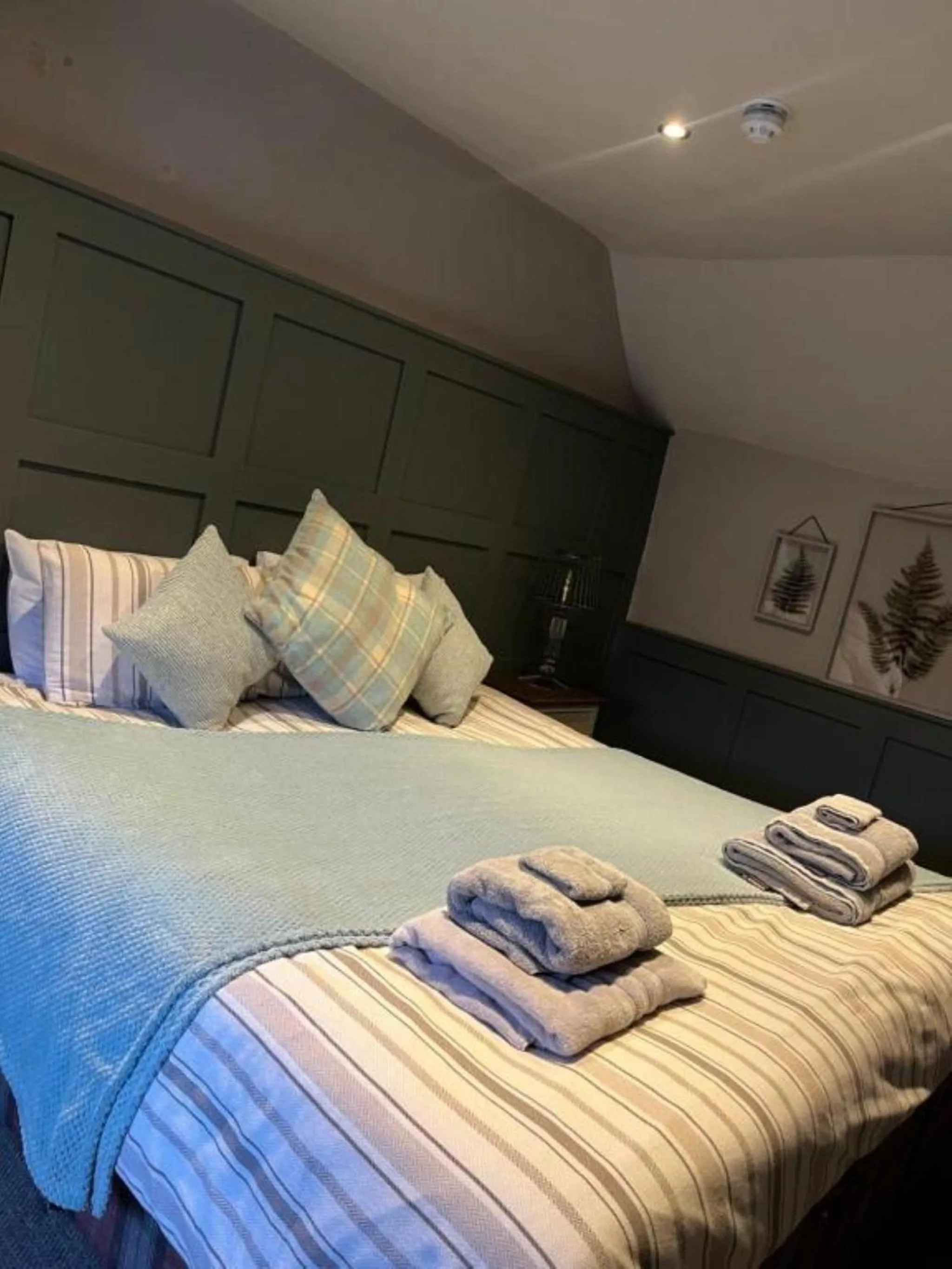 Bedroom, Bed in The Crown Inn