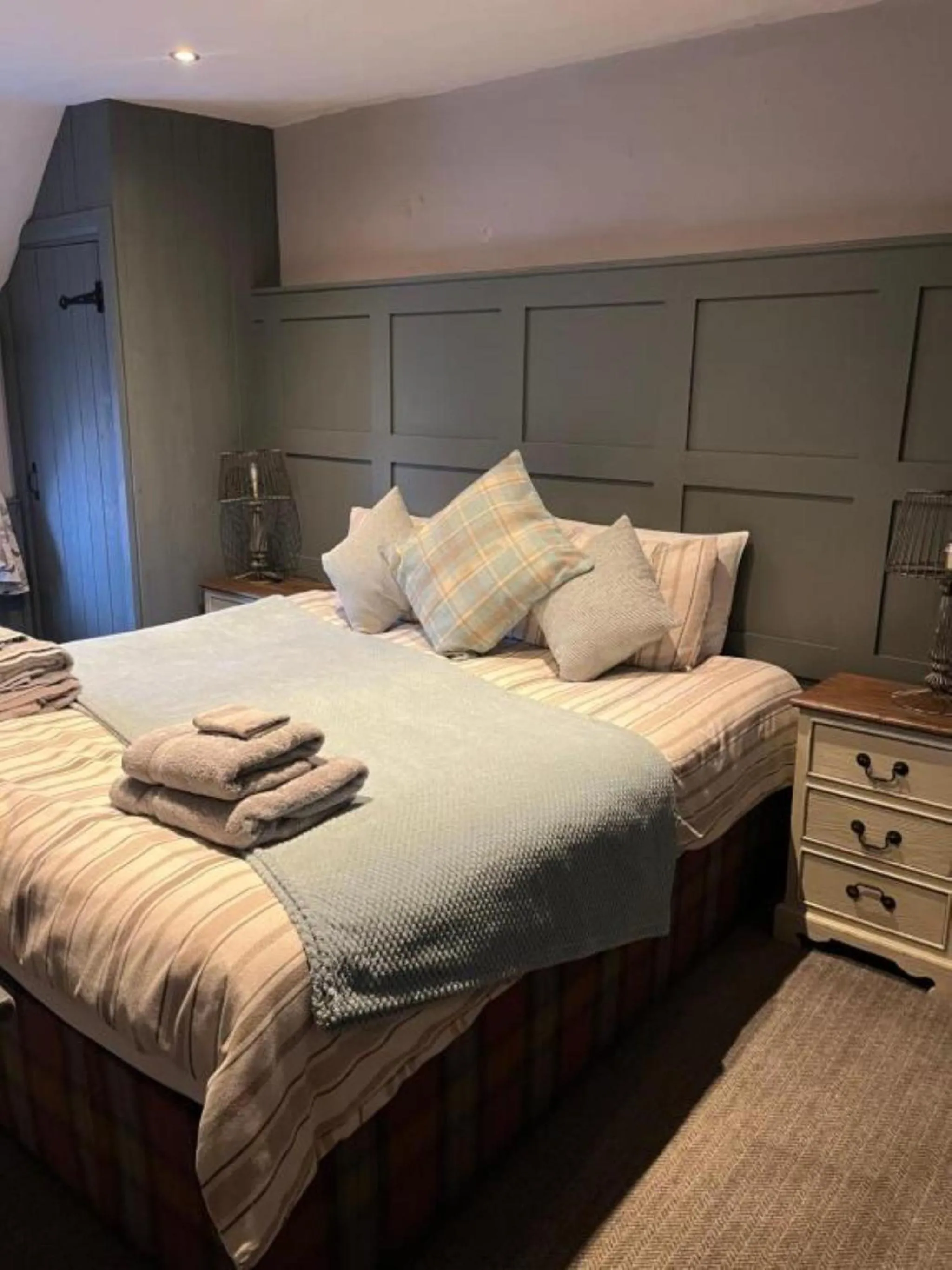 Bedroom, Bed in The Crown Inn