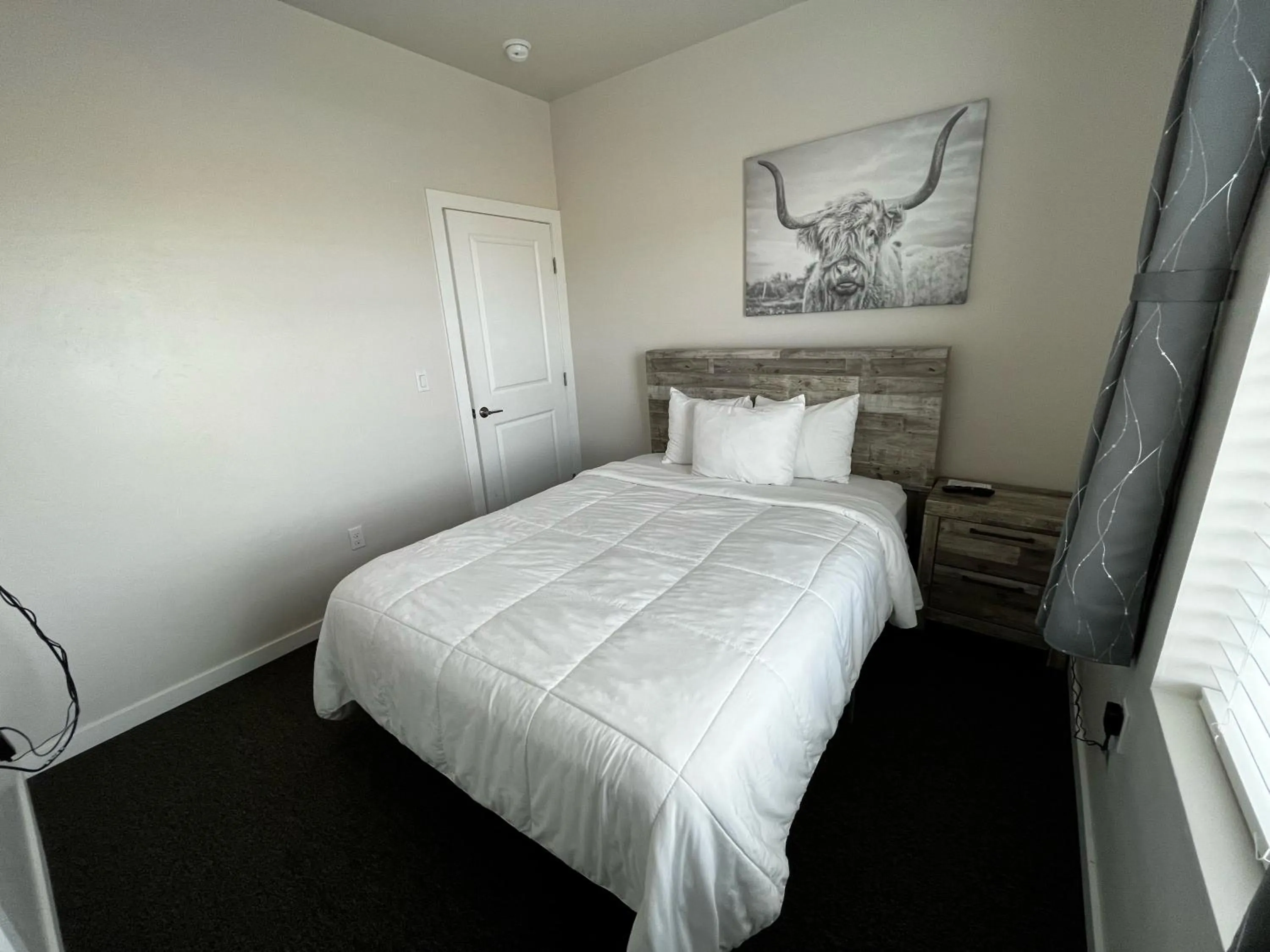 Photo of the whole room, Bed in Longhorn Flats