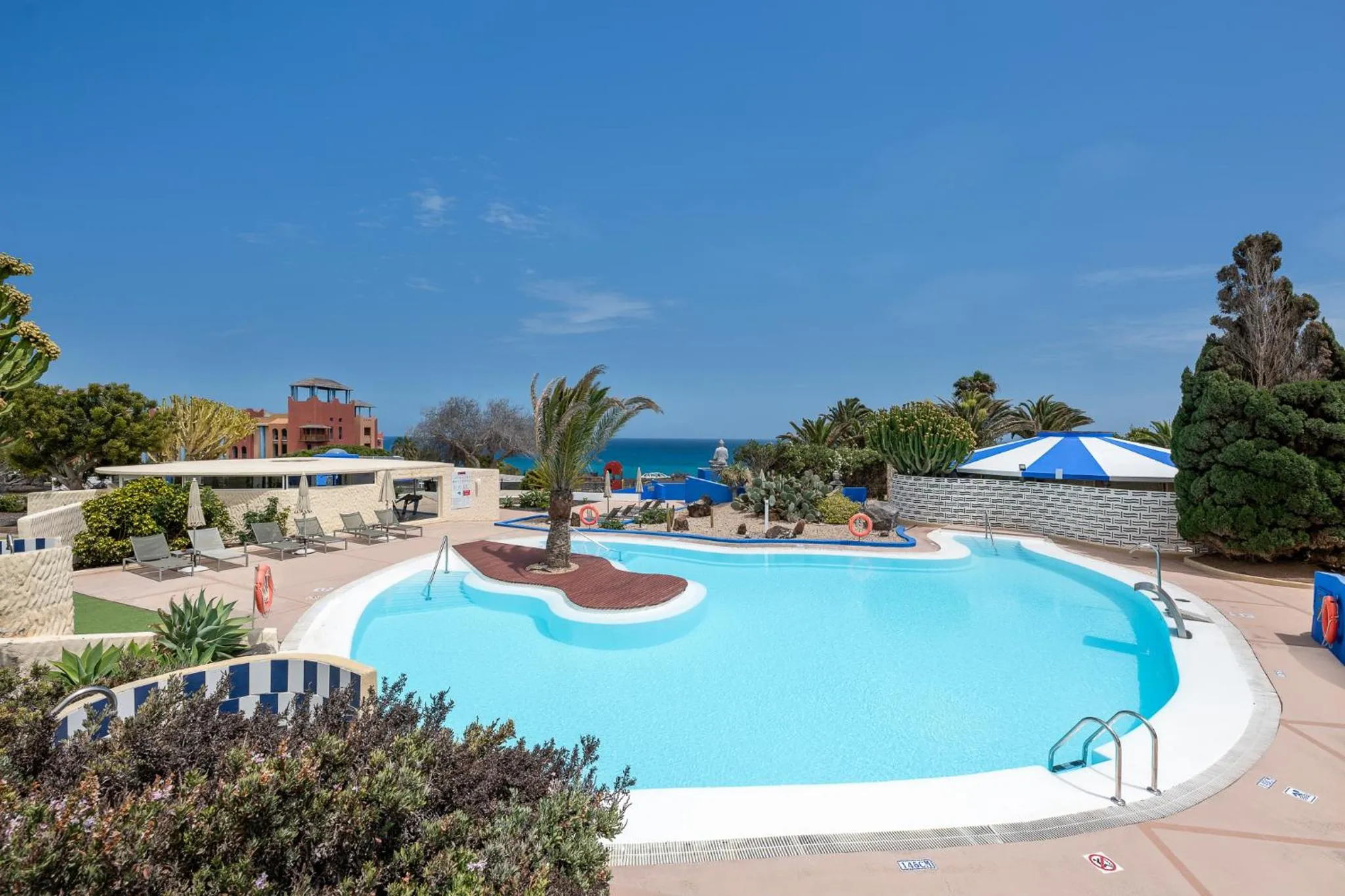 Swimming pool in Hotel LIVVO Risco del Gato Suites