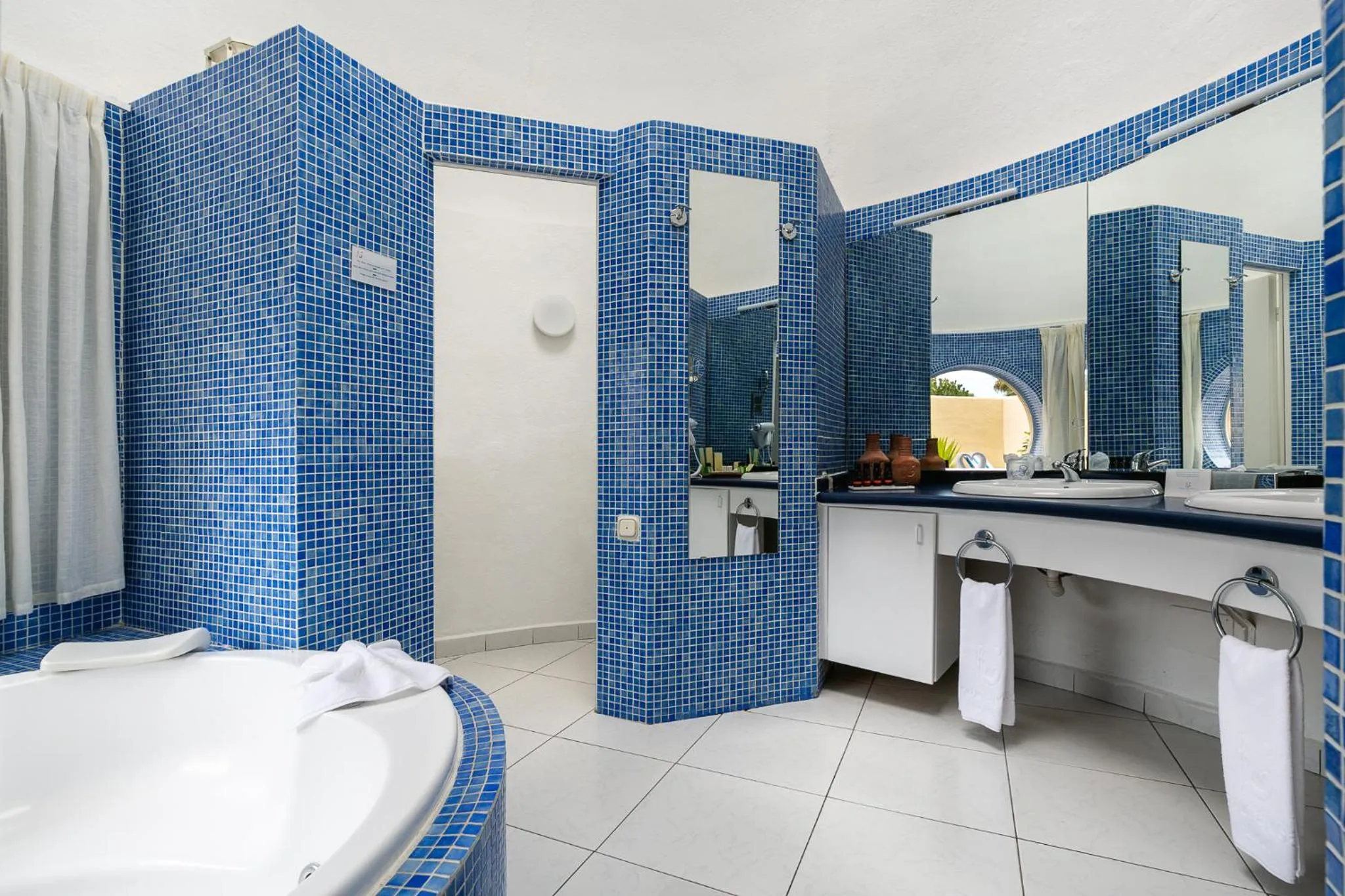 Bathroom, Bed in Hotel LIVVO Risco del Gato Suites
