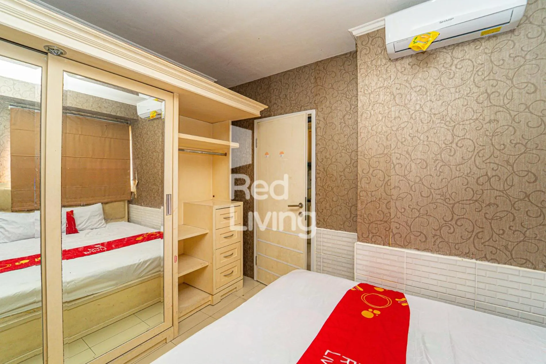 Bedroom, Bed in RedLiving Apartemen Kalibata City - Homy Jasen Tower Jasmine