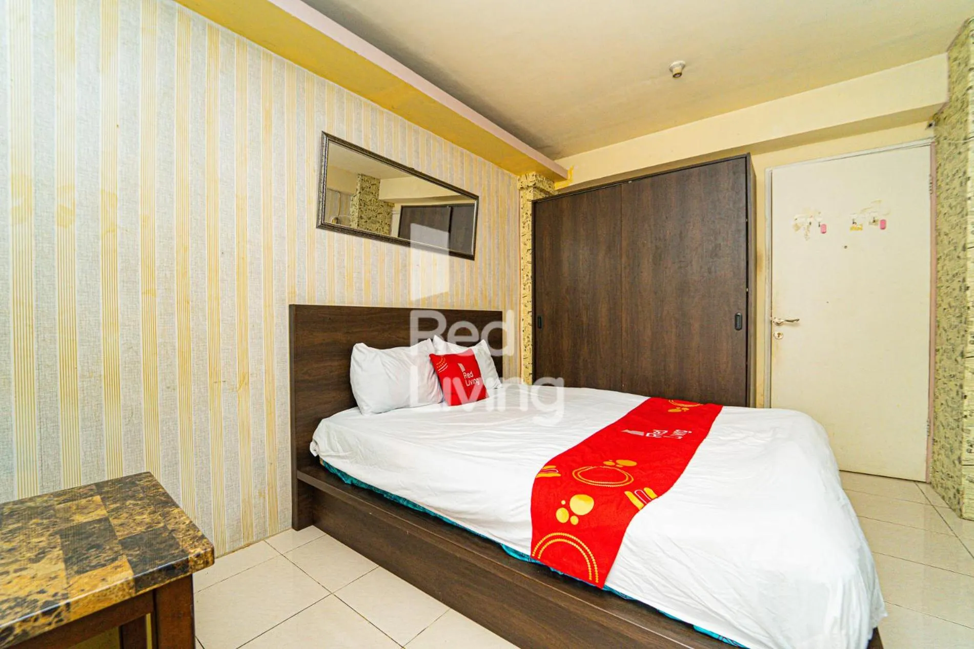 Bedroom, Bed in RedLiving Apartemen Kalibata City - Homy Jasen Tower Jasmine