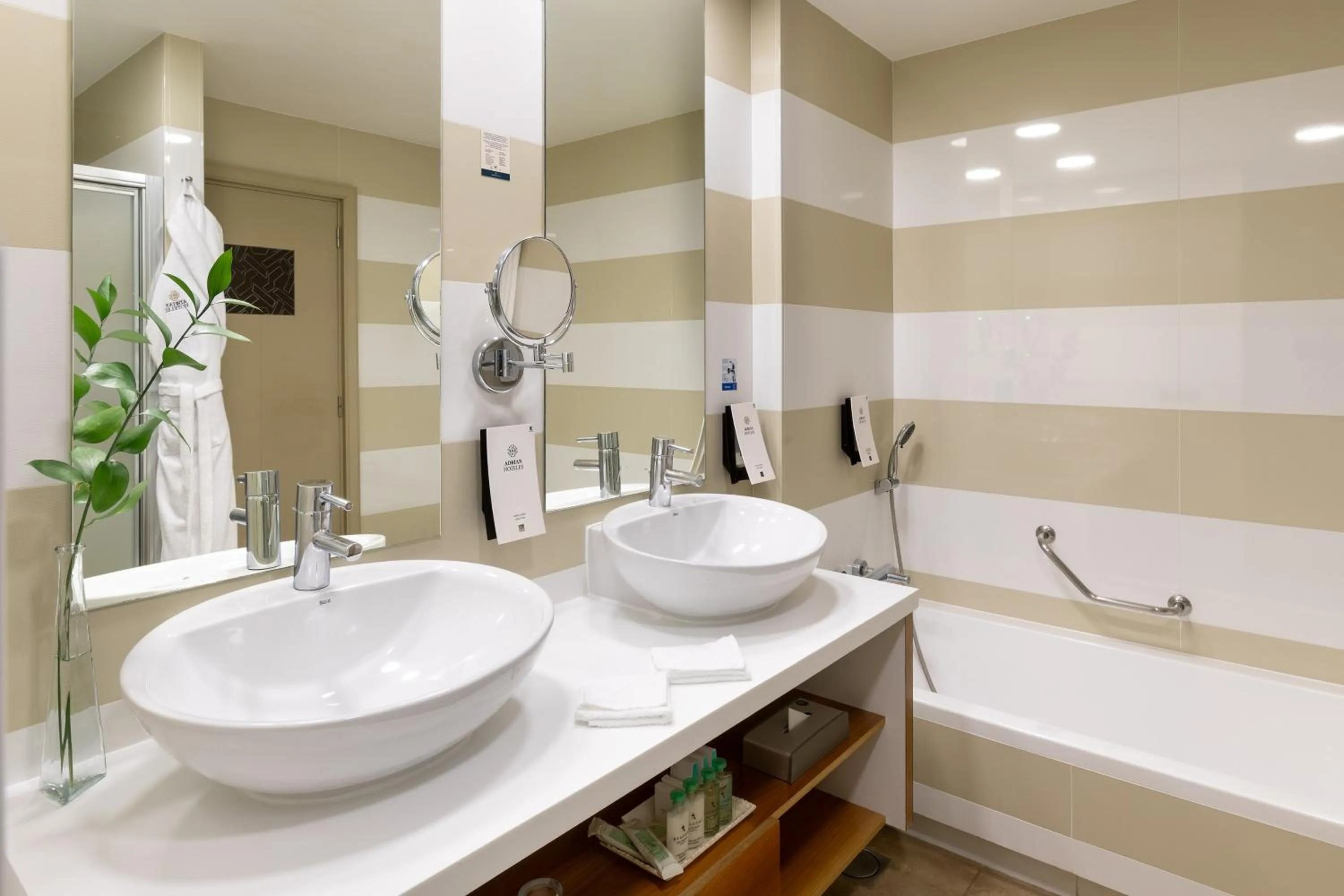 Bathroom in Adrián Hoteles Jardines de Nivaria