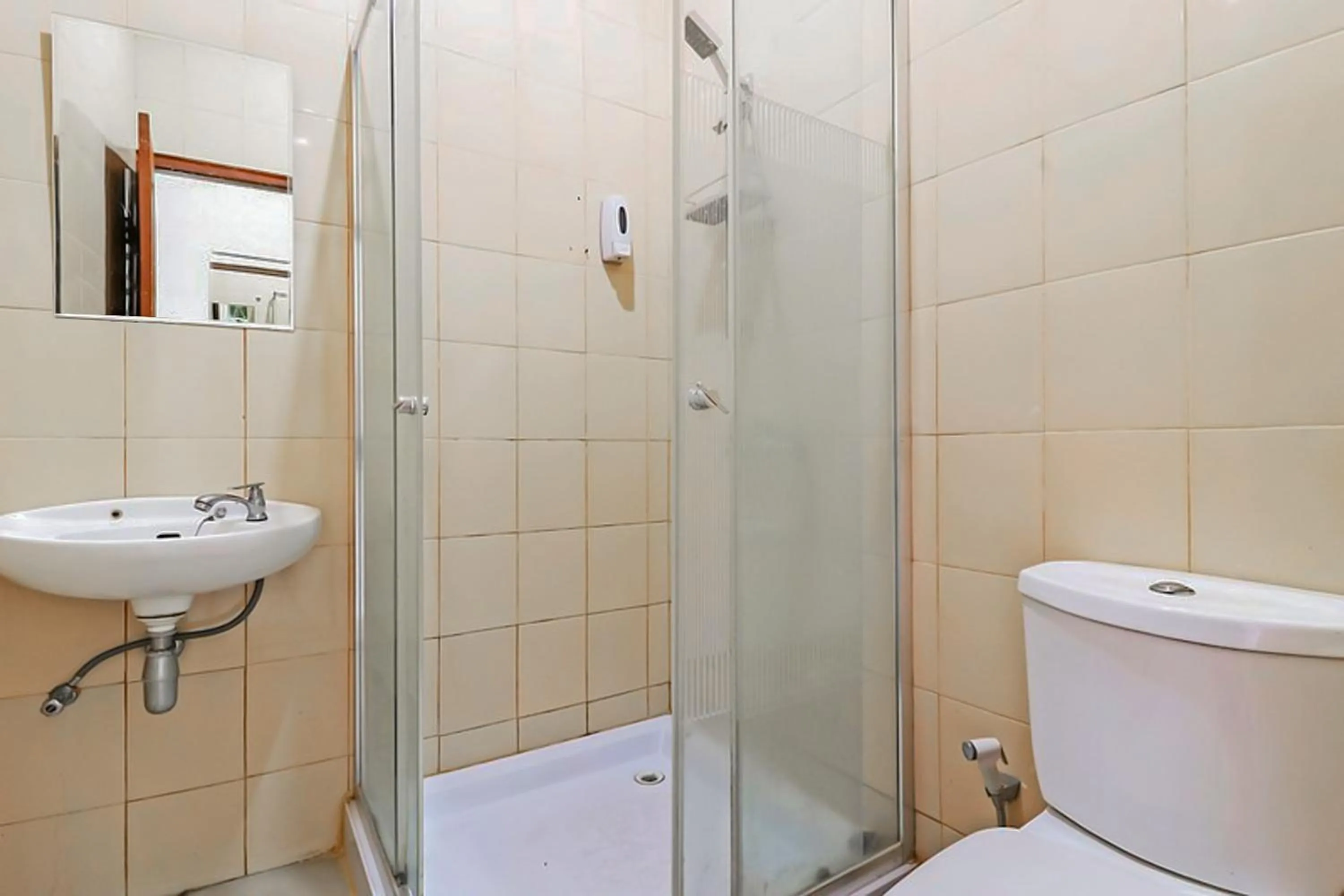 Bathroom in Urbanview Hotel Syariah Graha Atmadja Lembang by RedDoorz