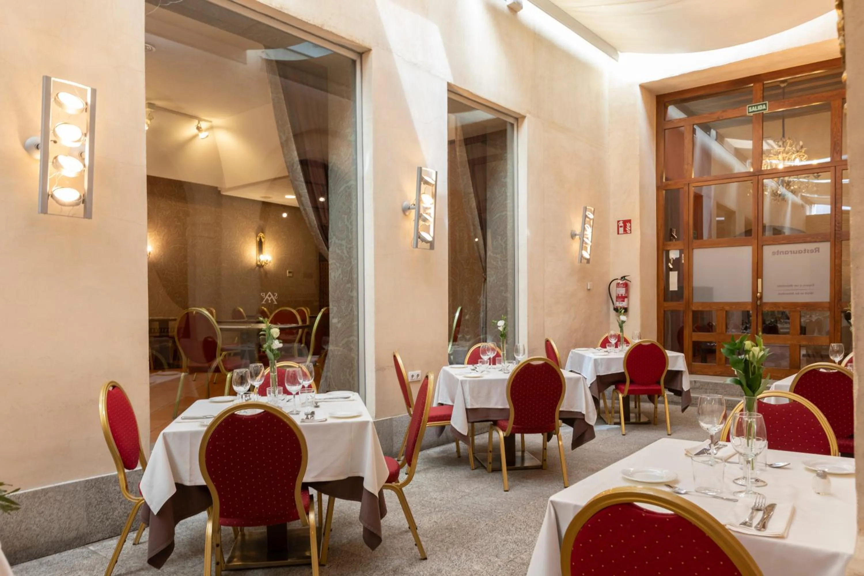 Restaurant/places to eat in Hotel San Antonio el Real