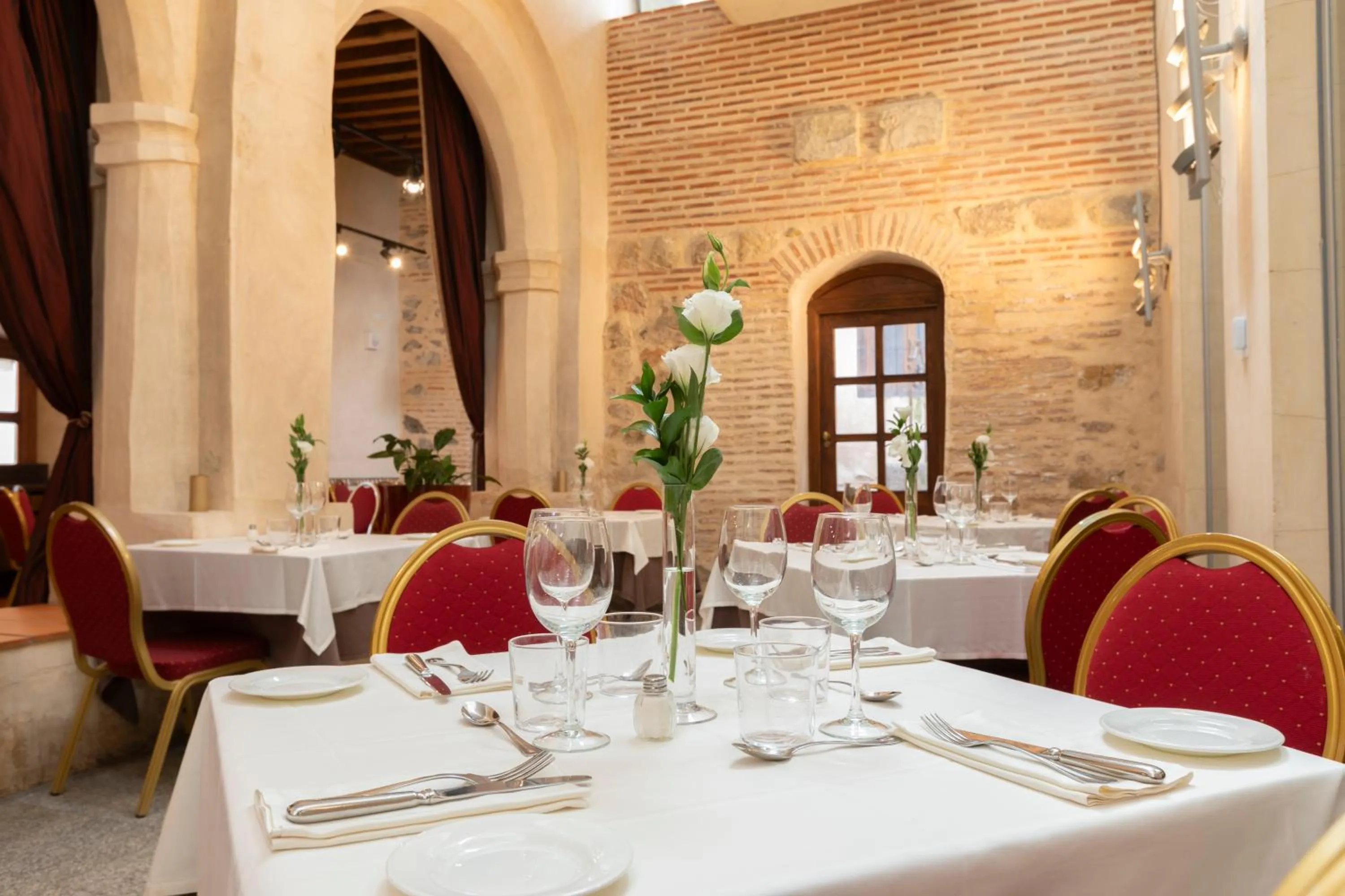 Restaurant/places to eat in Hotel San Antonio el Real