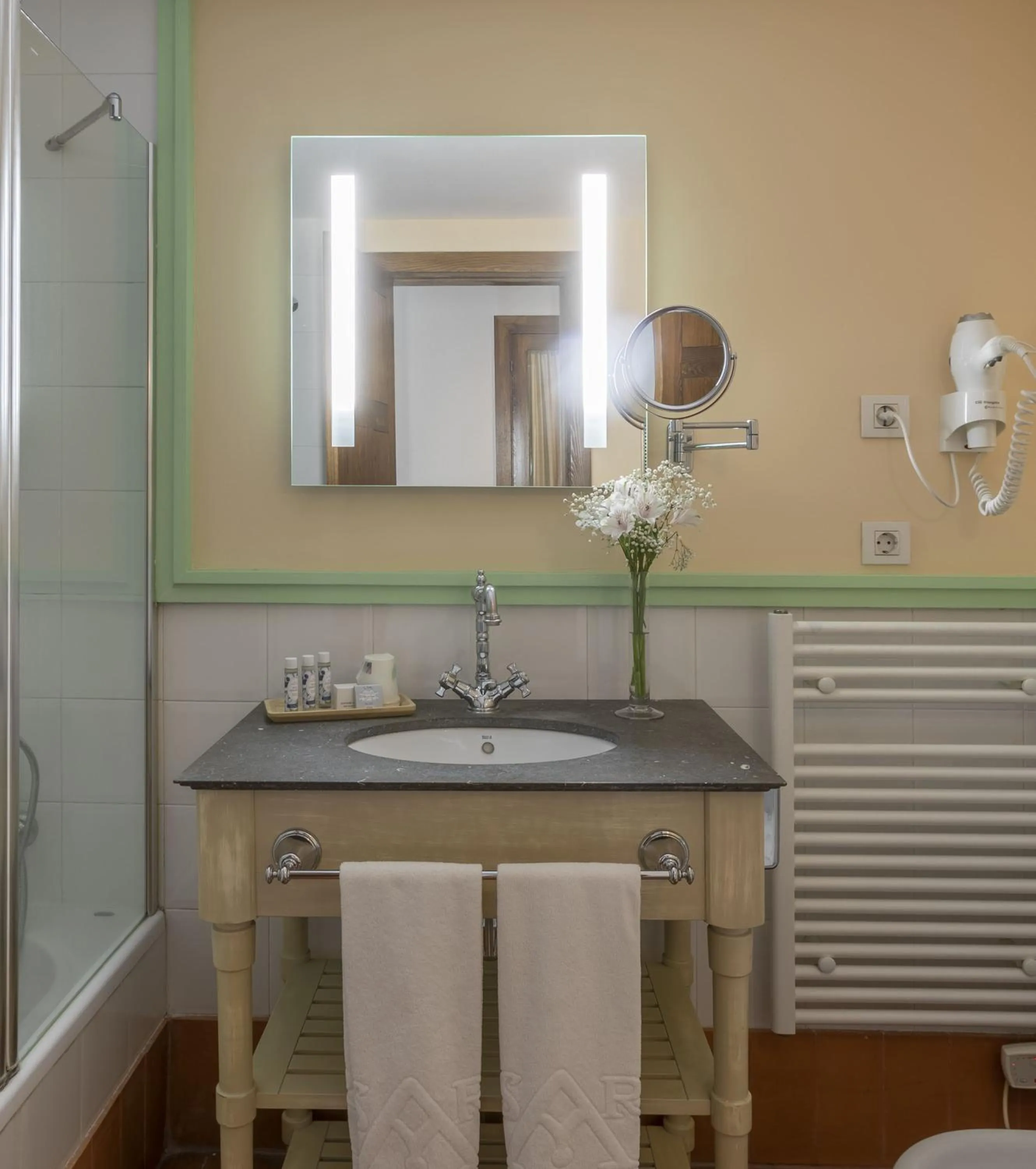 Bathroom in Hotel San Antonio el Real