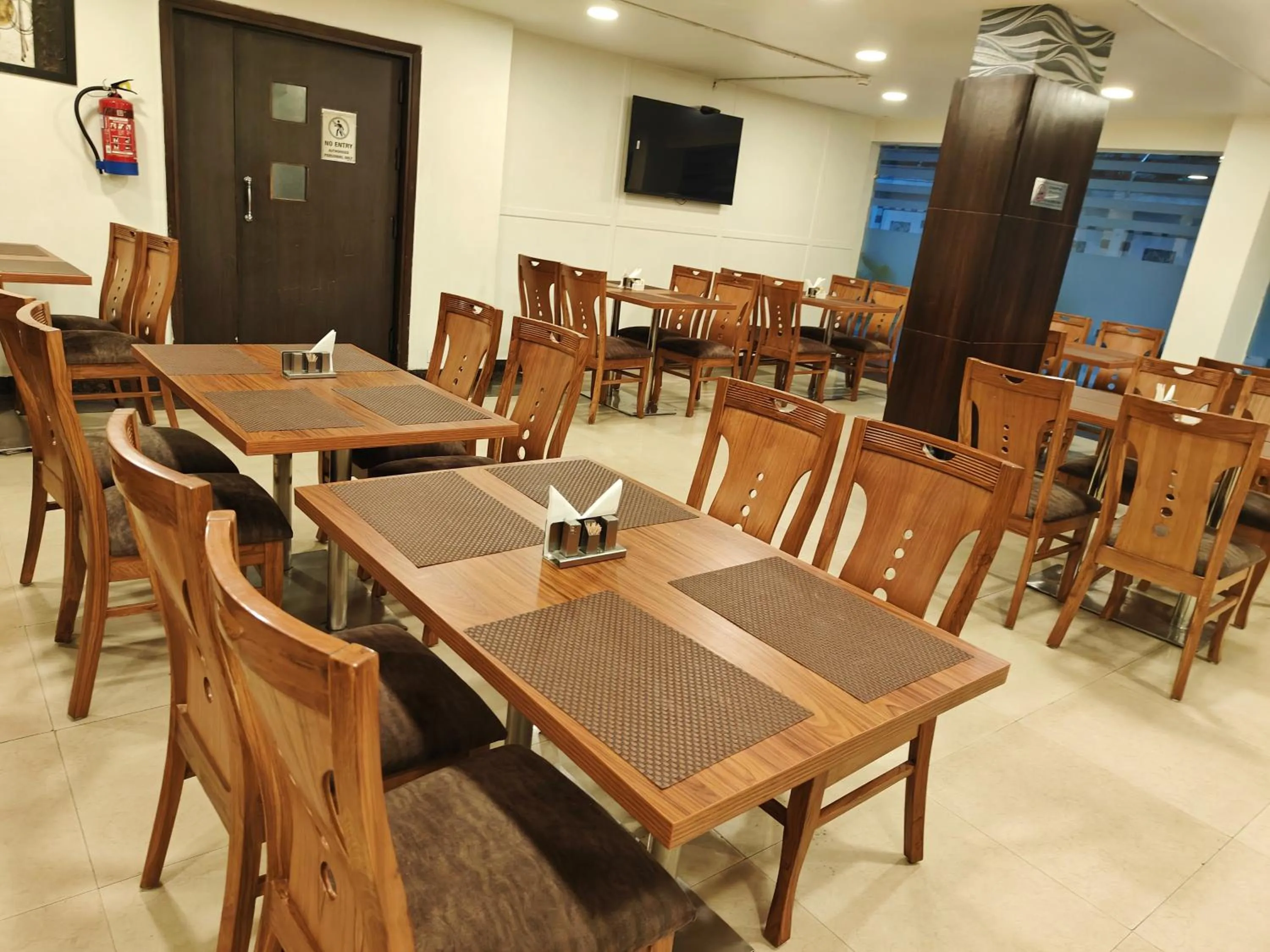 Restaurant/places to eat in Rosemallow Hotel New Delhi