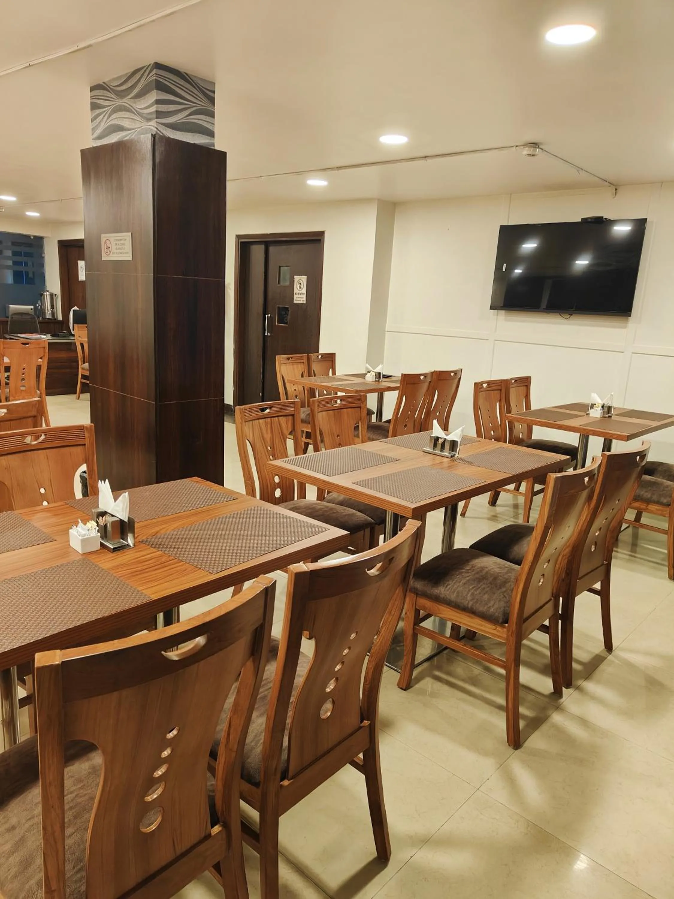 Restaurant/places to eat in Rosemallow Hotel New Delhi