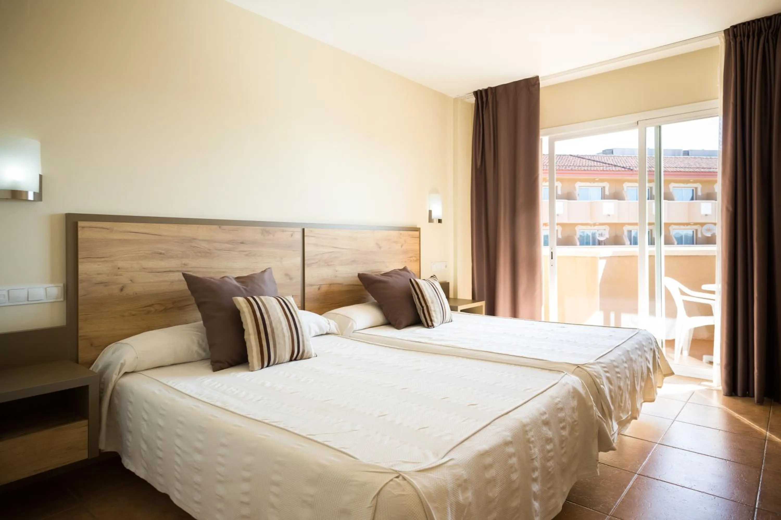 Photo of the whole room, Bed in Ohtels La Hacienda