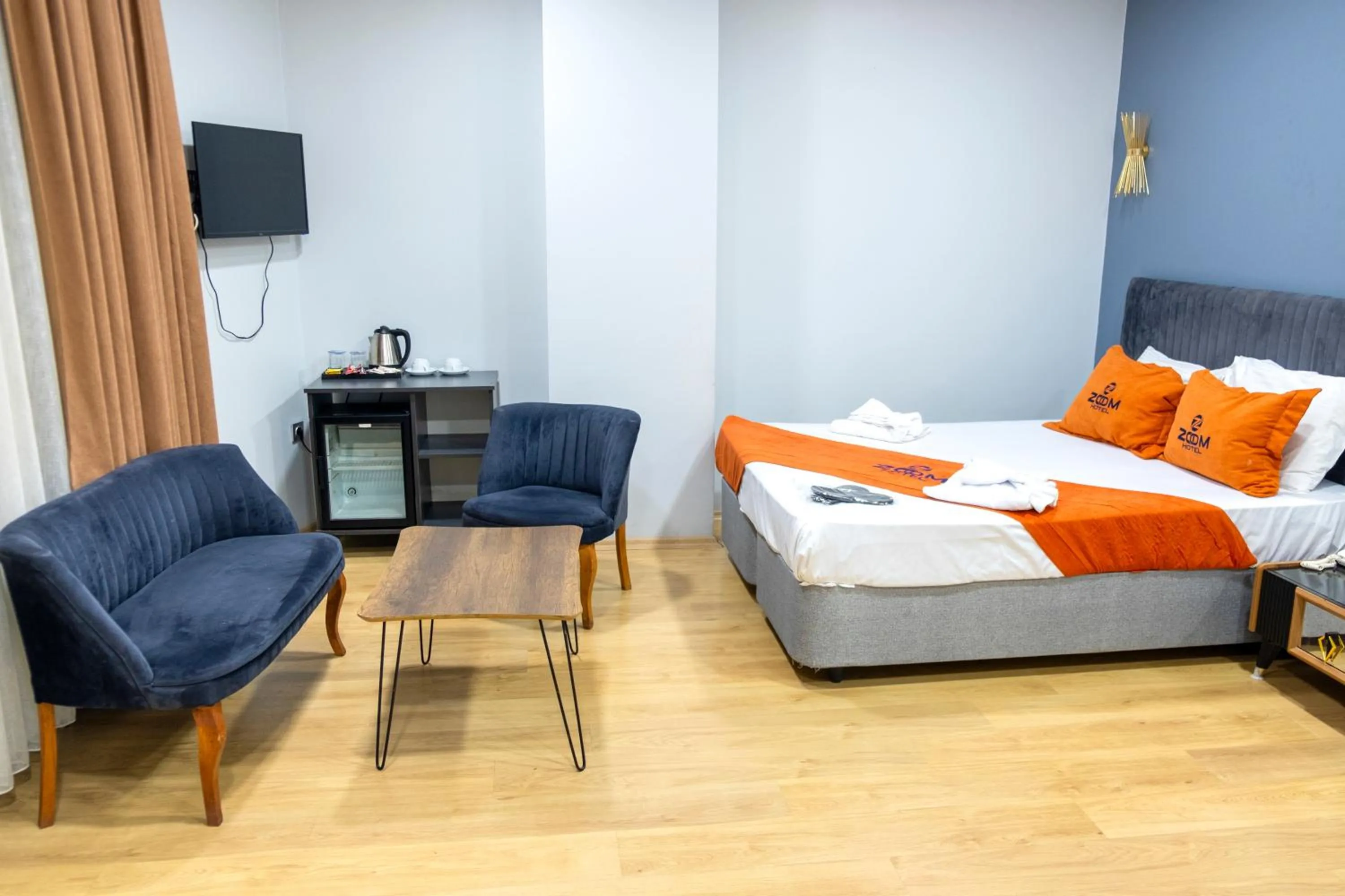 Living room, Bed in ZOOM HOTEL