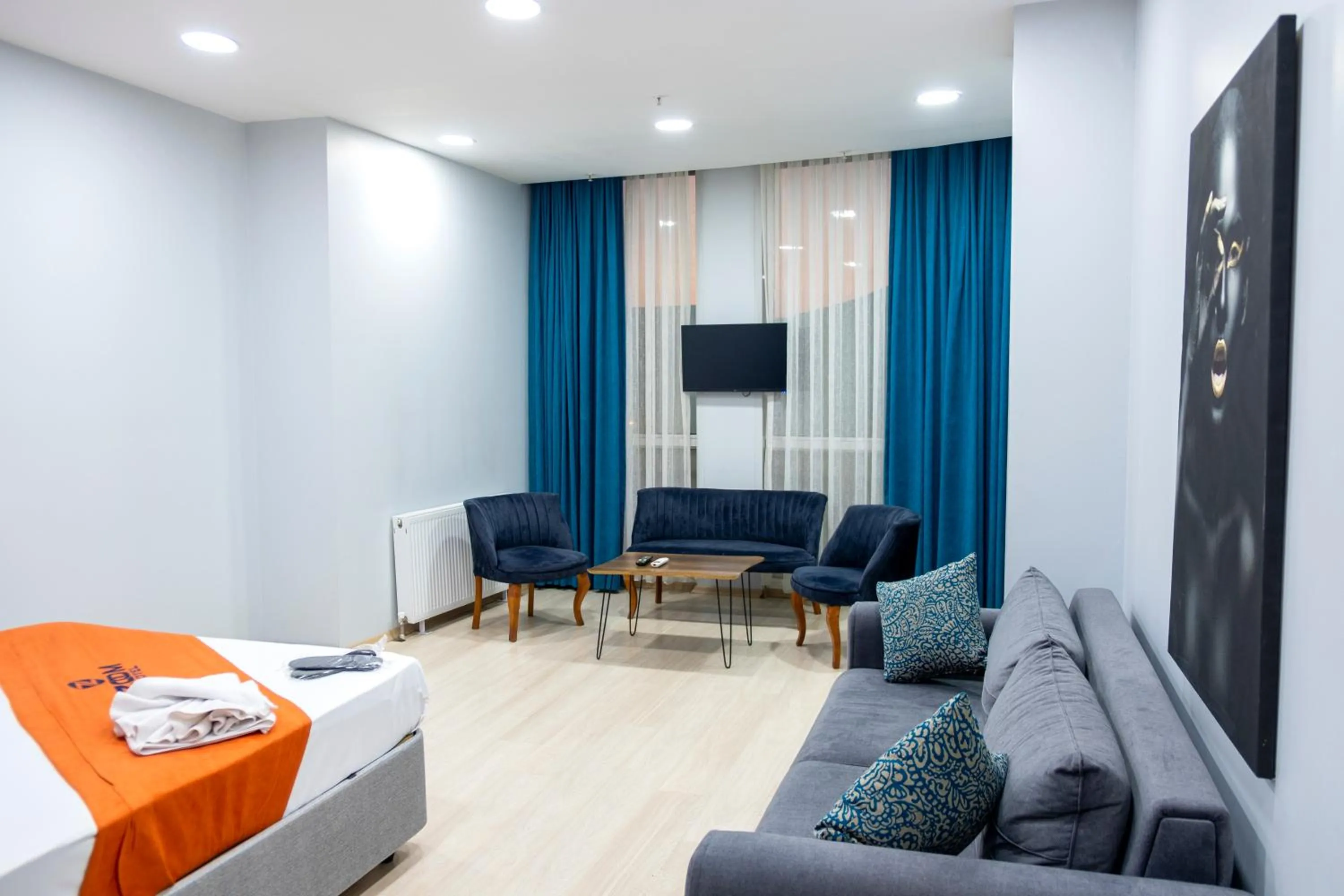 Living room, Bed in ZOOM HOTEL