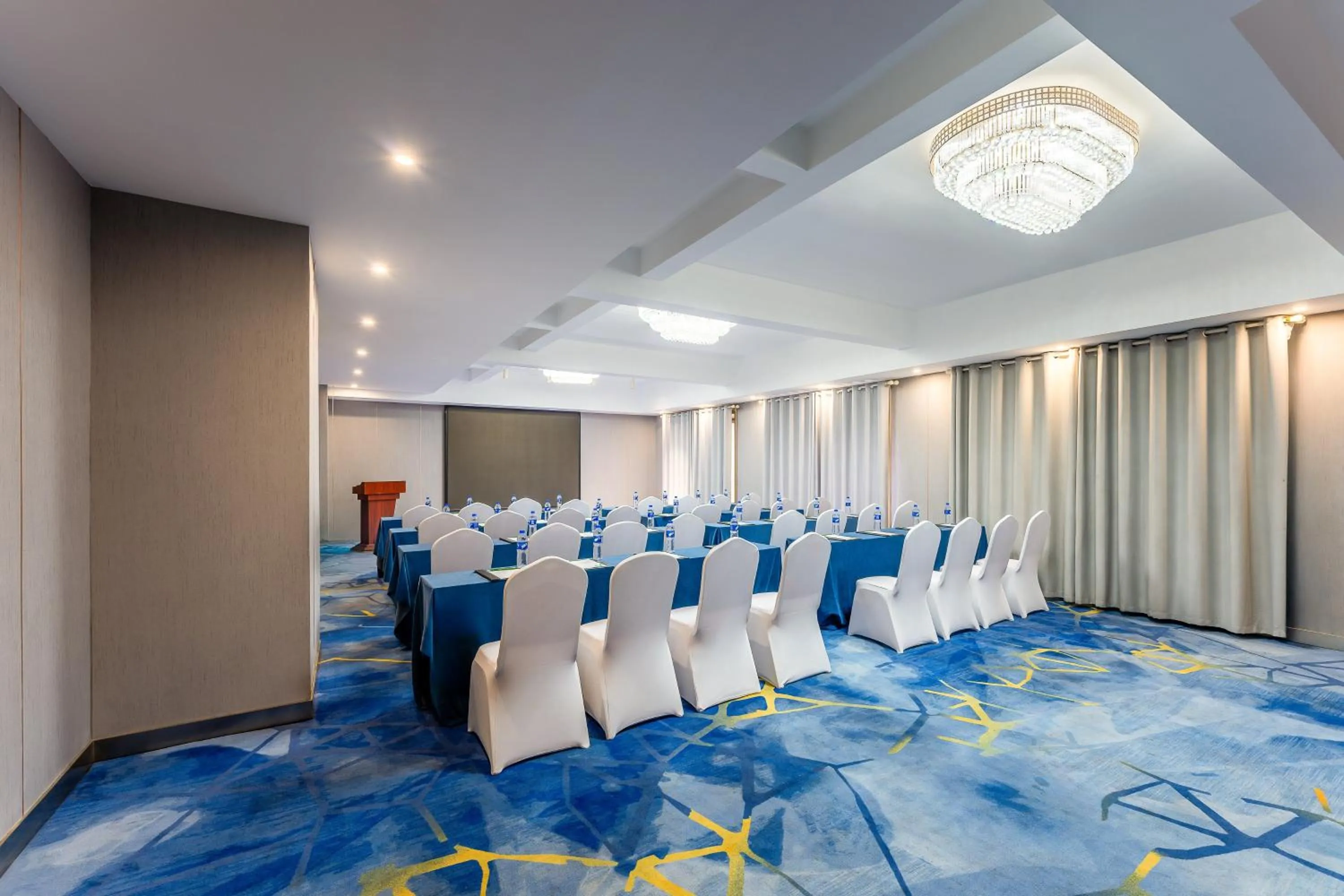 Meeting/conference room in Holiday Inn & Suites Suzhou Yangcheng Lake, an IHG Hotel