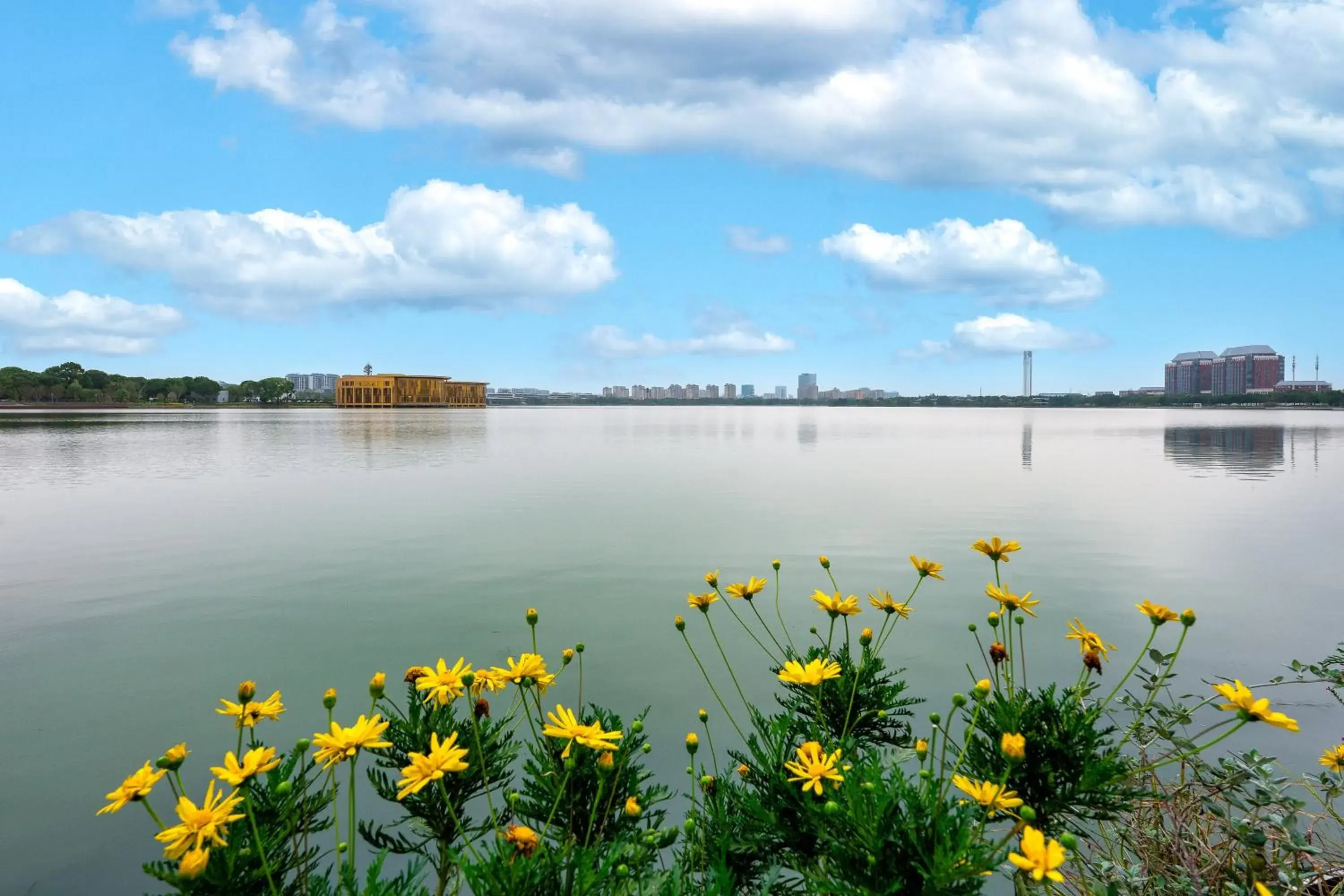 Property building in Holiday Inn & Suites Suzhou Yangcheng Lake, an IHG Hotel Property building in Holiday Inn & Suites Suzhou Yangcheng Lake, an IHG Hotel