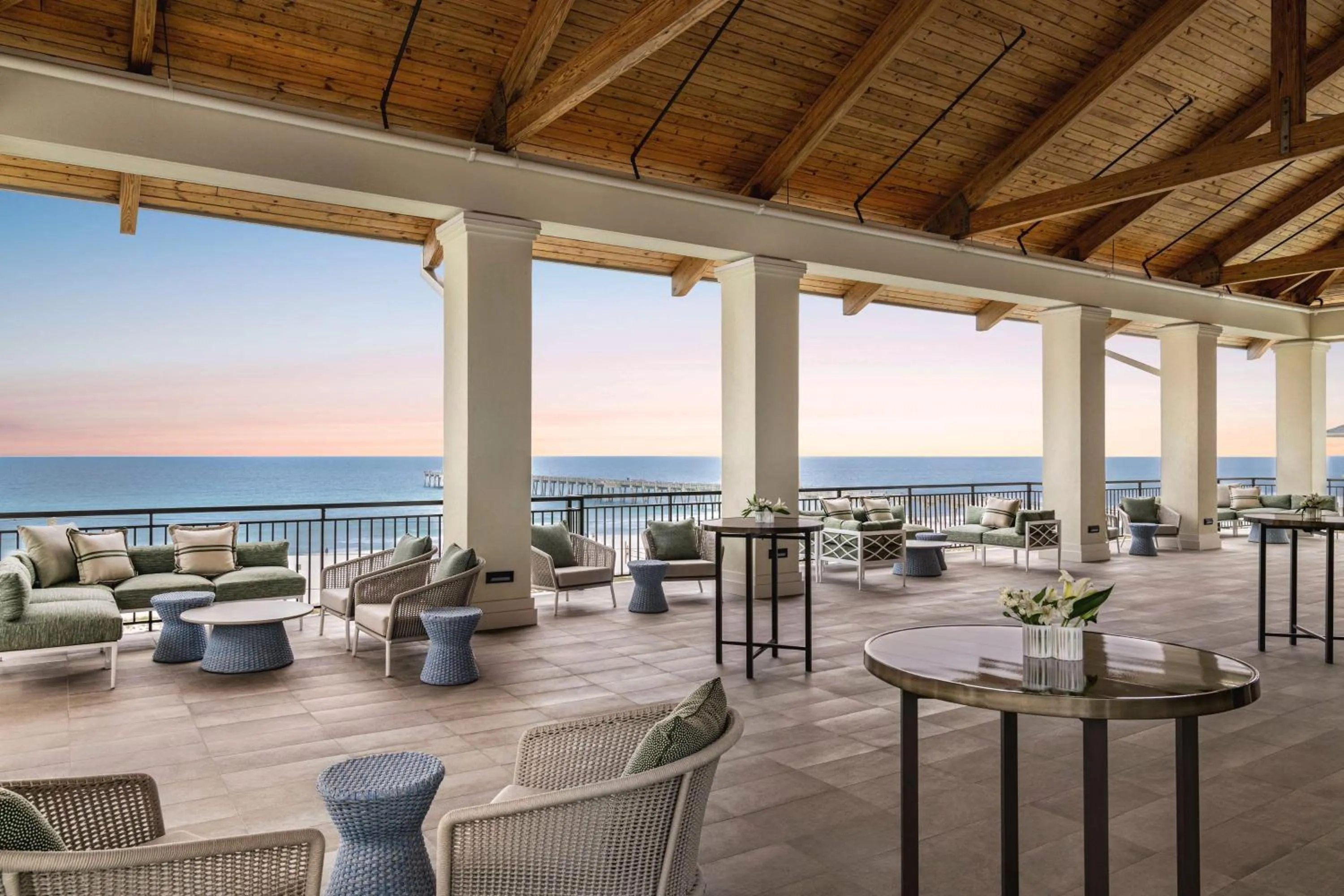 Lounge or bar in Embassy Suites By Hilton Panama City Beach Resort