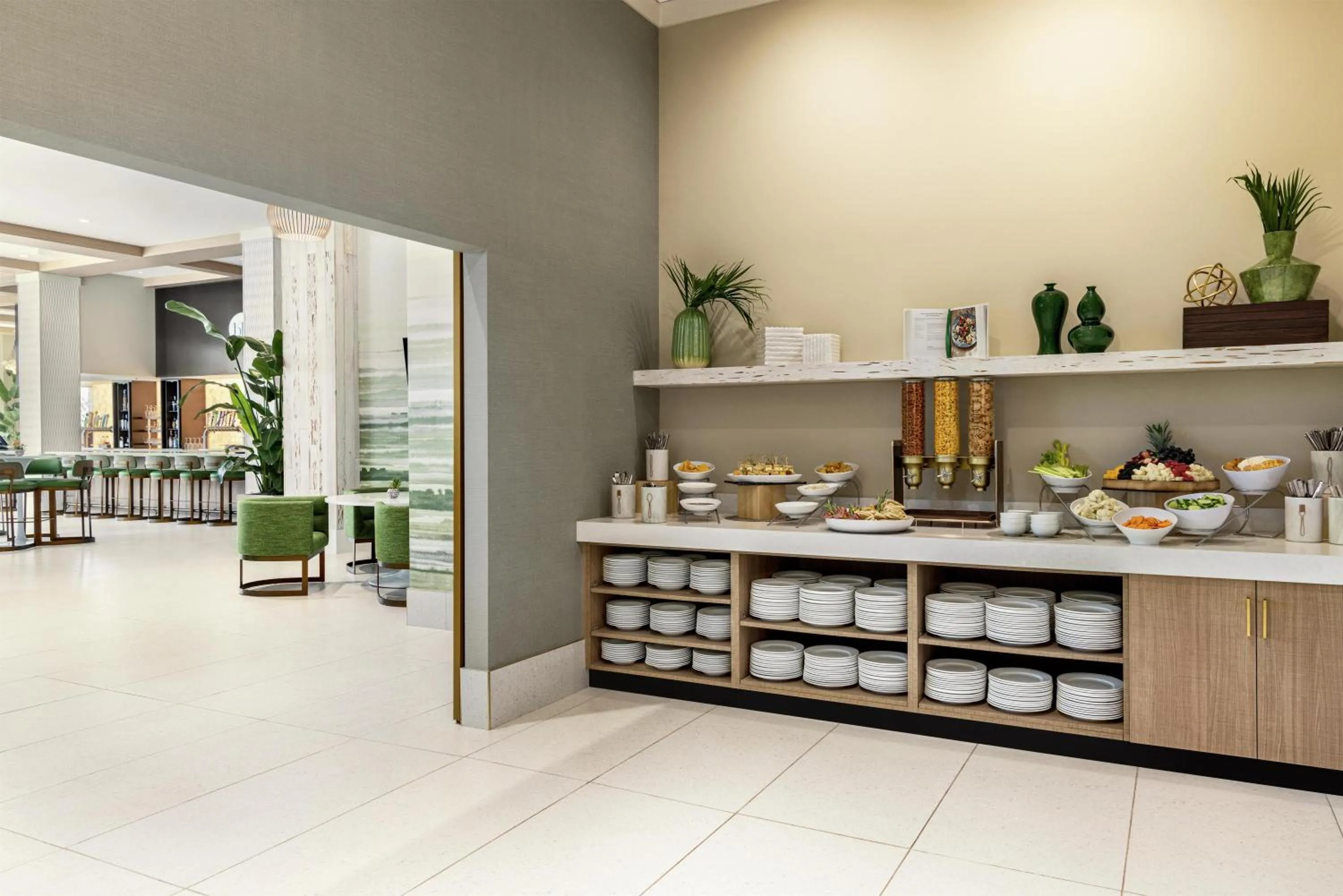 Lounge or bar in Embassy Suites By Hilton Panama City Beach Resort