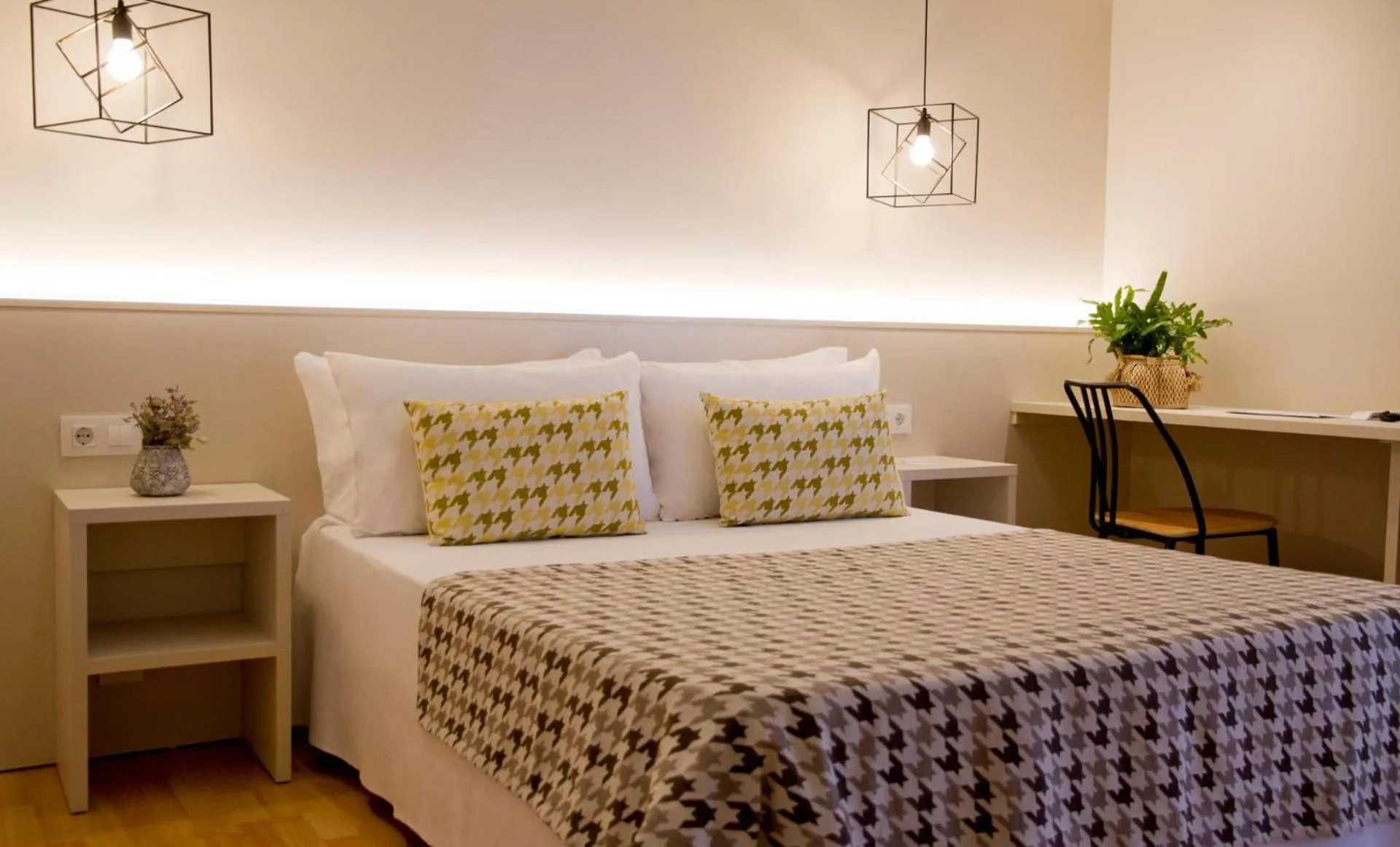 Photo of the whole room, Bed in ALEGRIA Plaza Paris 4*Sup